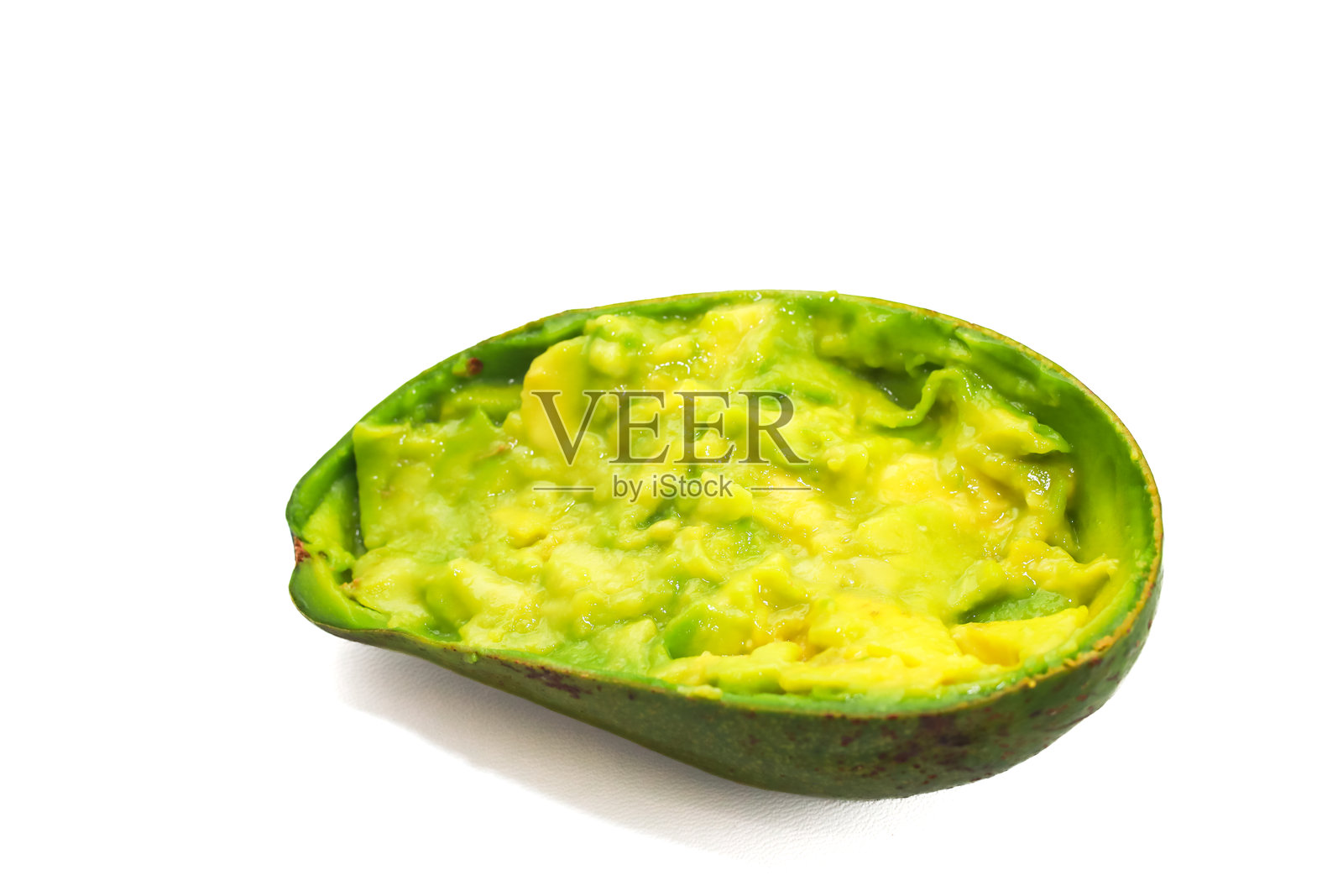 白色背景下半个吃过的鳄梨特写,烹饪废物照片摄影图片