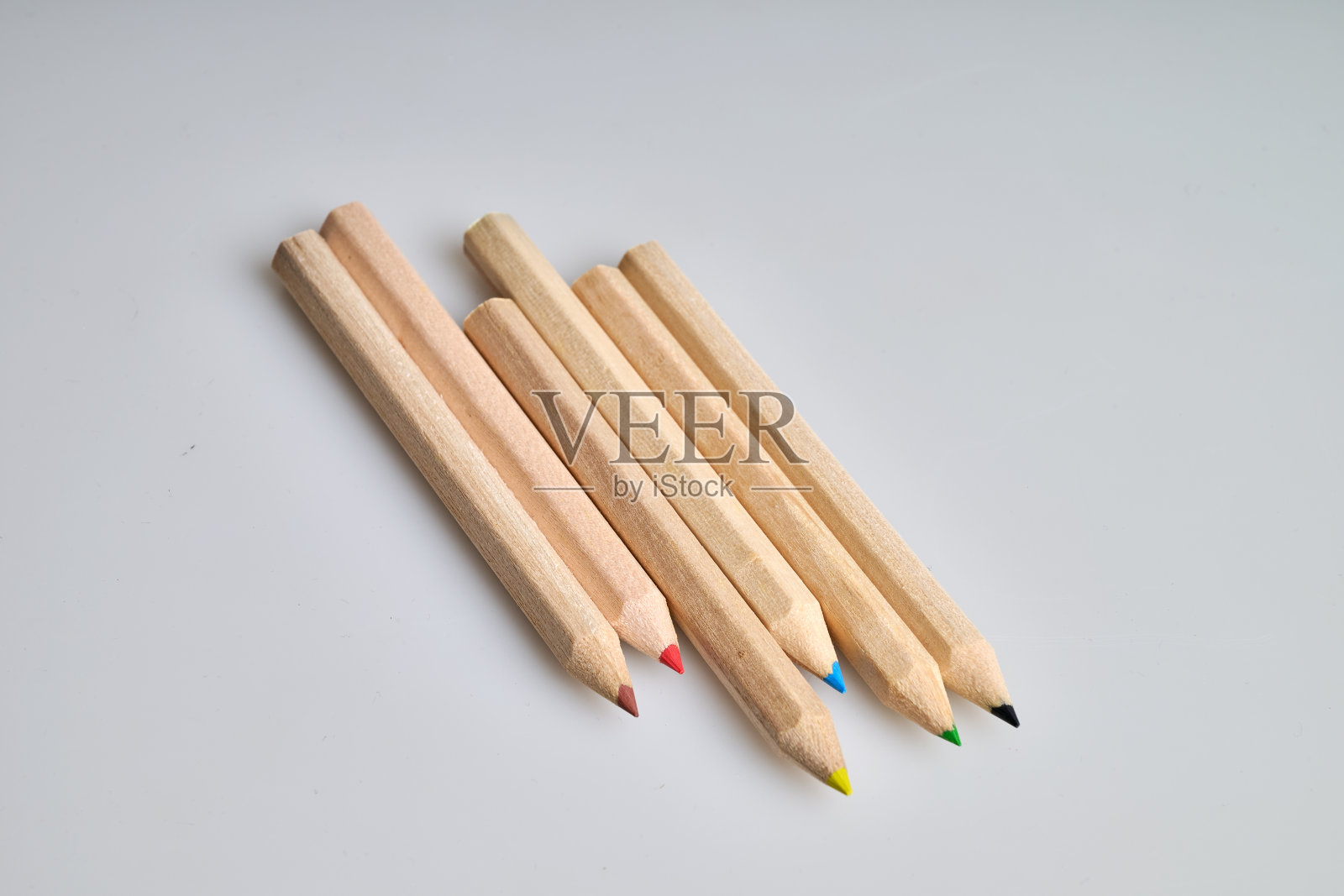 六支原木色的彩色铅笔放在白色背景上照片摄影图片