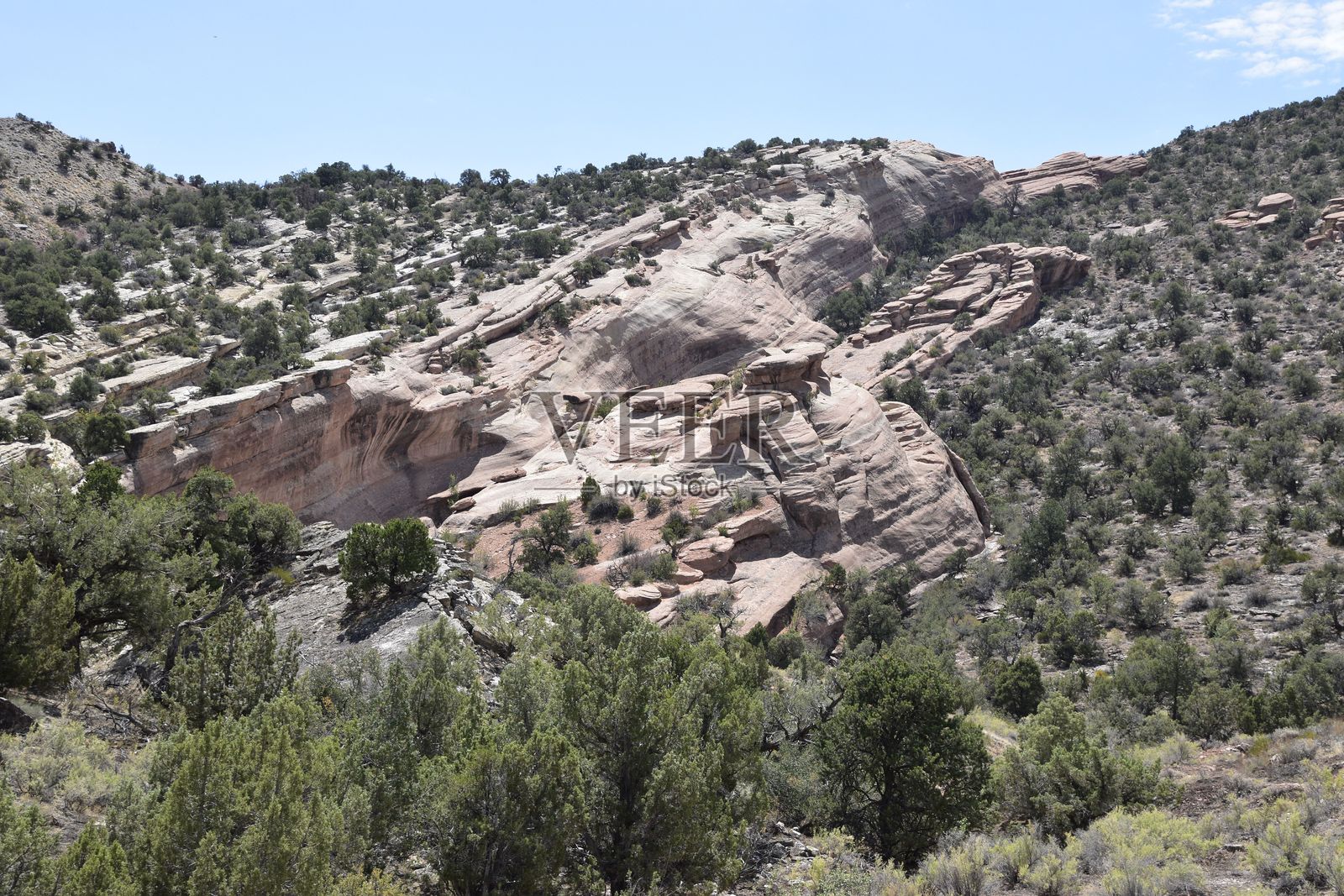 崎岖的沙漠景观,地形崎岖,植被稀疏。美国科罗拉多国家纪念碑。照片摄影图片