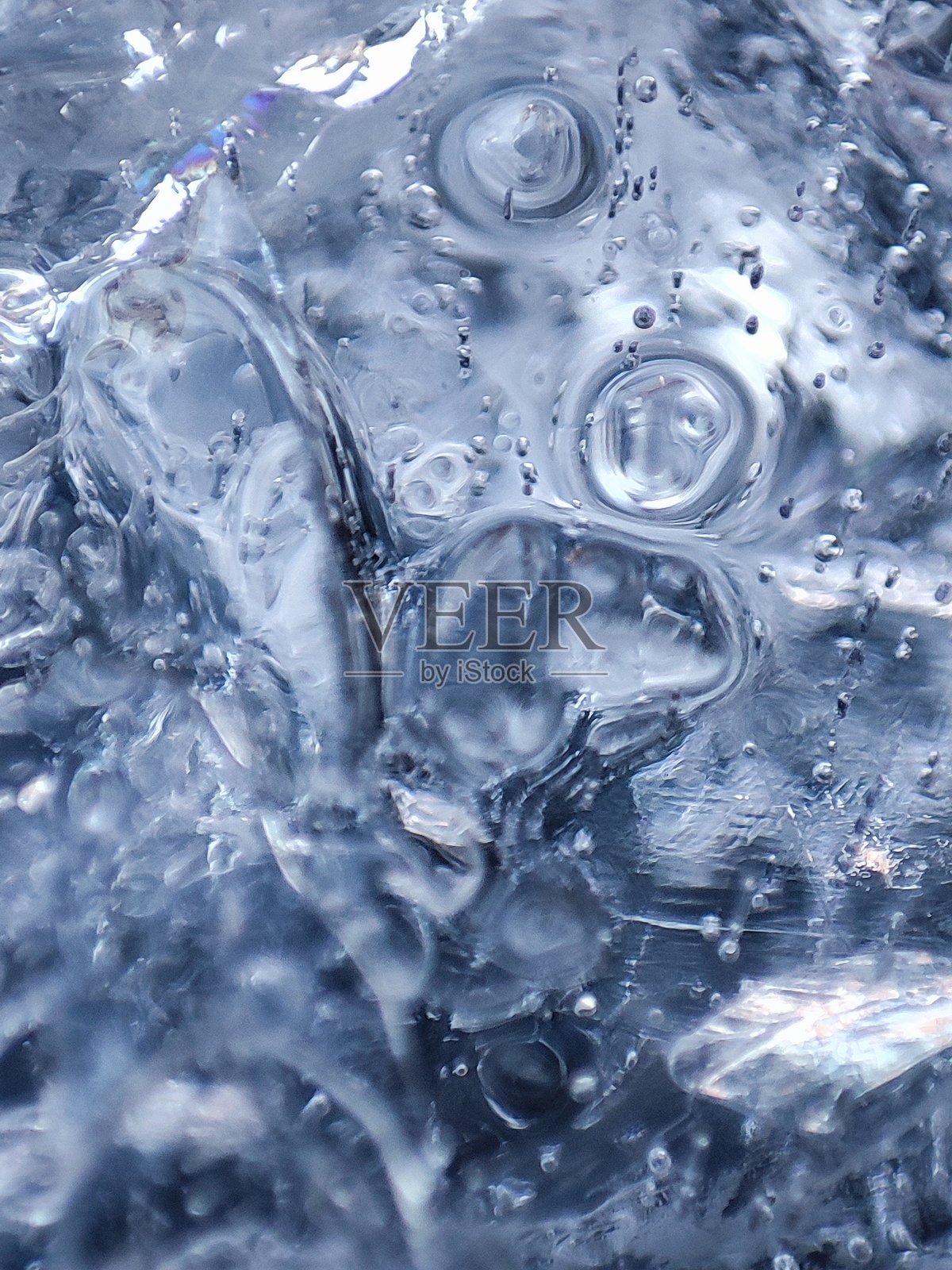 一只小狗,冰块内有大大小小的气泡和其他物品,冰雕艺术照片摄影图片