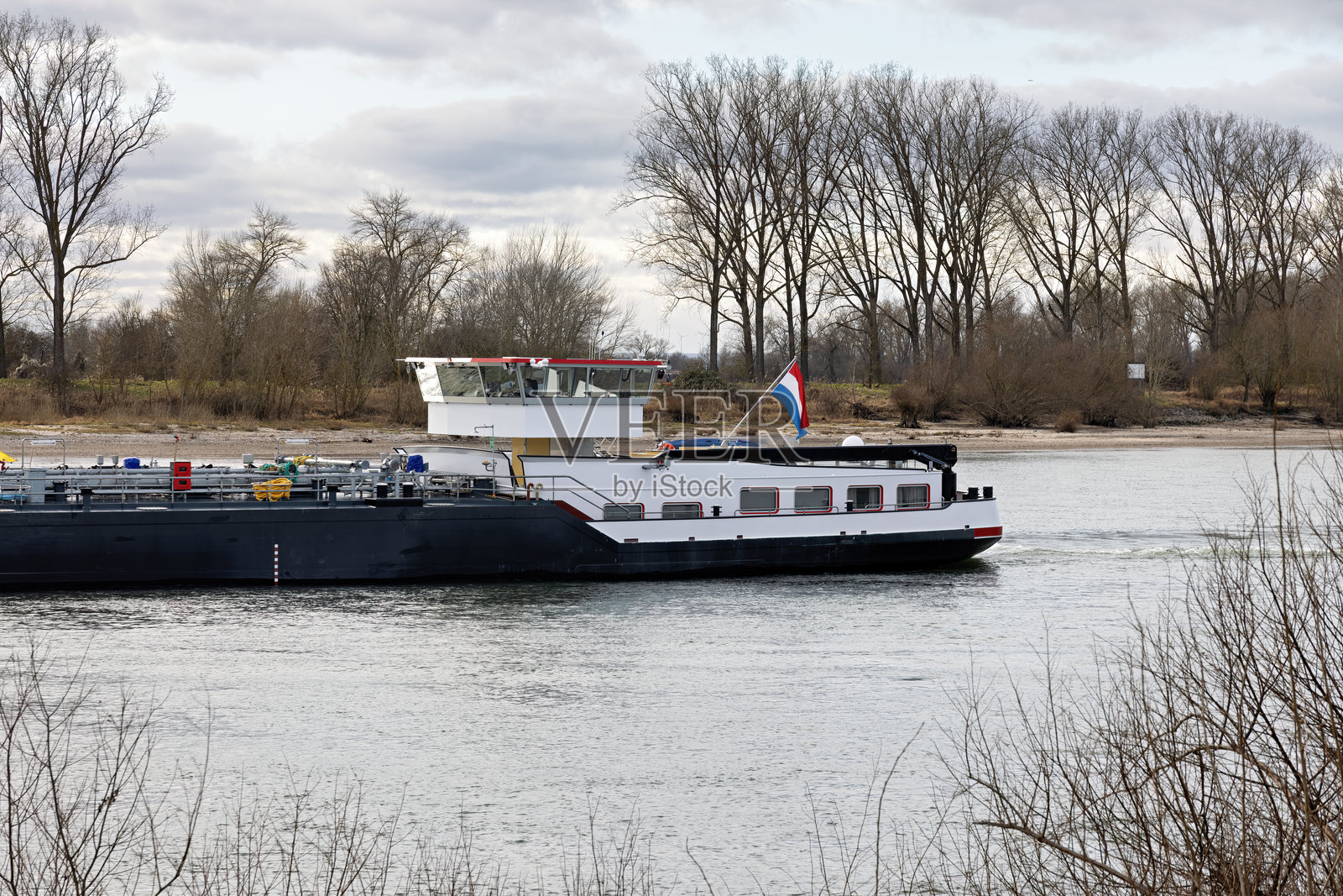 冬季在黑森州比贝斯海姆附近的莱茵河上的内陆油轮照片摄影图片