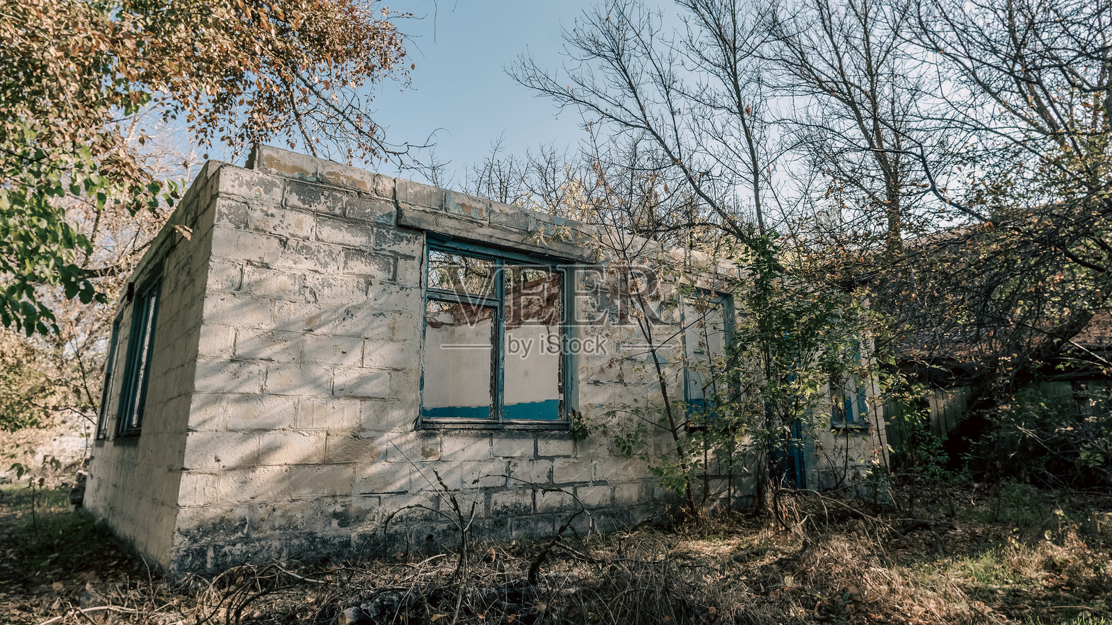 无人城市中被遗弃和毁坏的房屋照片摄影图片