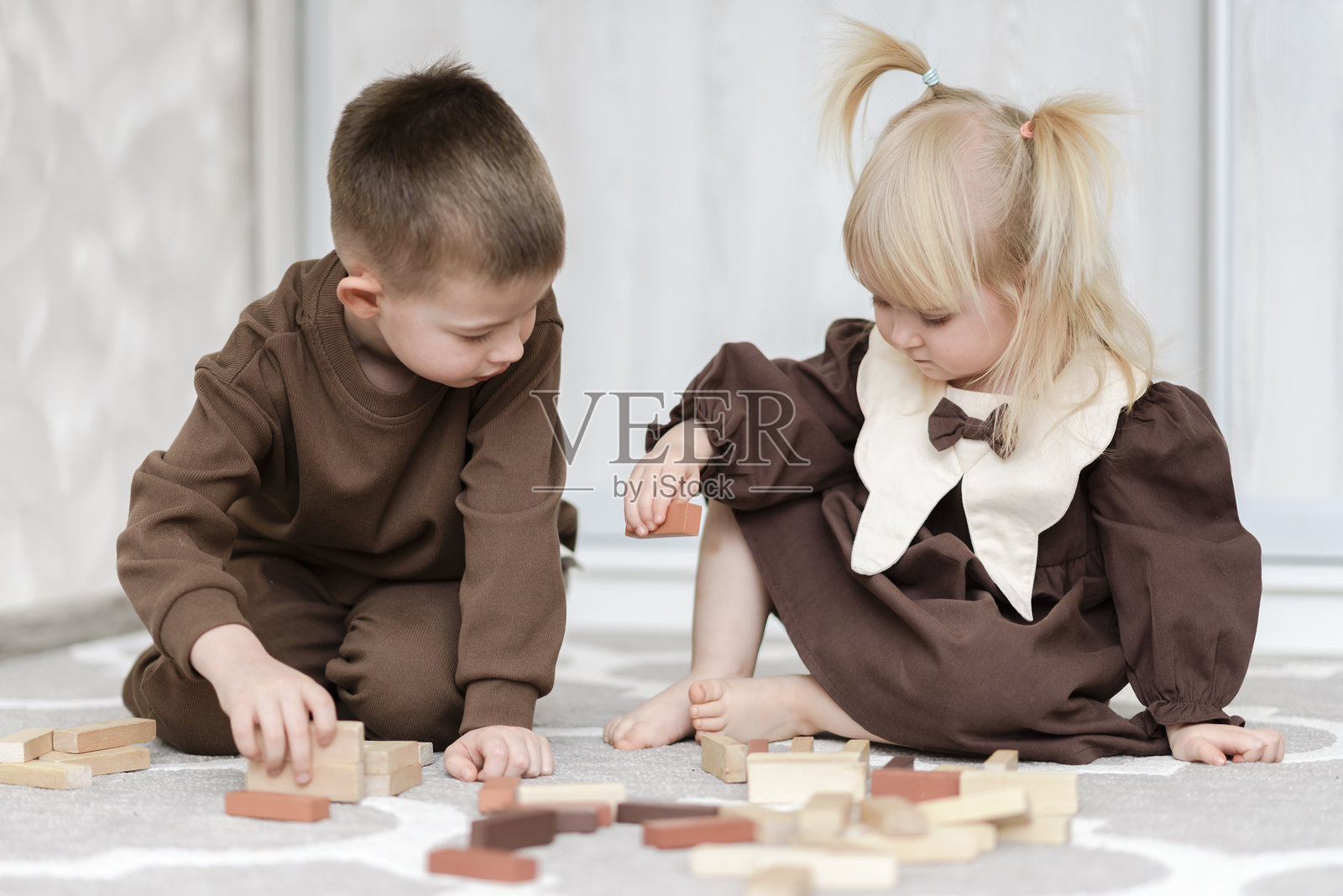 兄妹在家里玩积木和立方体照片摄影图片