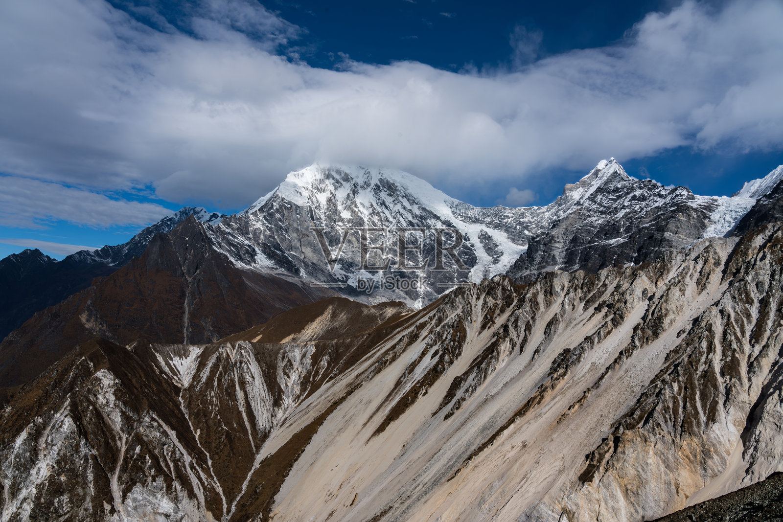 尼泊尔喜马拉雅山脉朗唐利润山上空的清晨云彩,前往策尔戈里途中。照片摄影图片