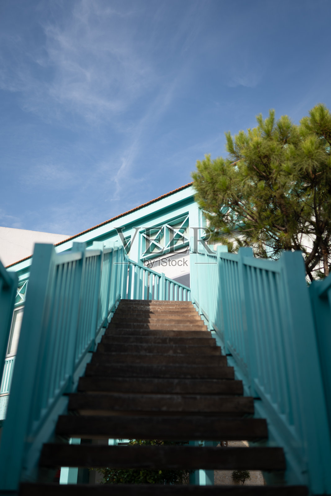 现代蓝色楼梯通往屋顶照片摄影图片