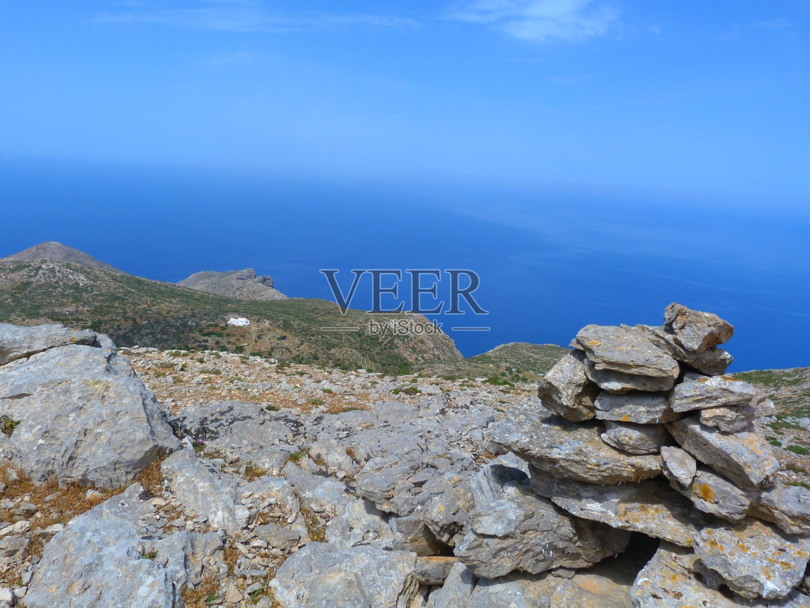 在希腊基克拉泽斯群岛的阿莫尔戈斯岛山脊上徒步旅行照片摄影图片
