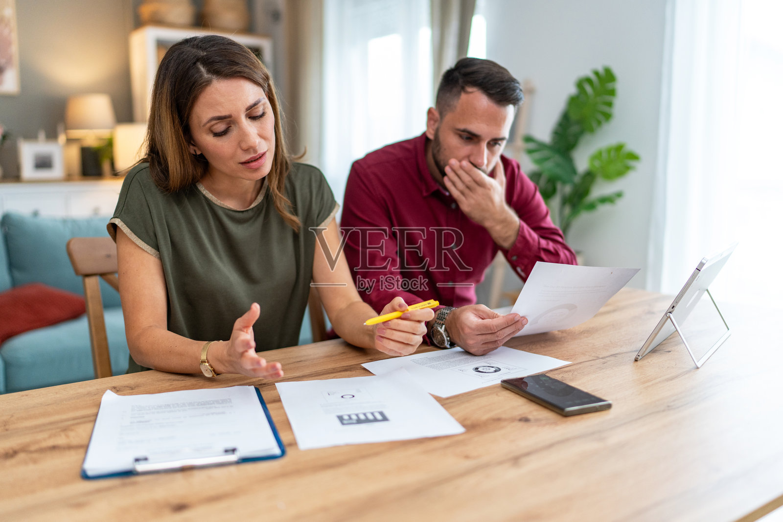 担心的夫妻在家中为财务账单问题而烦恼照片摄影图片
