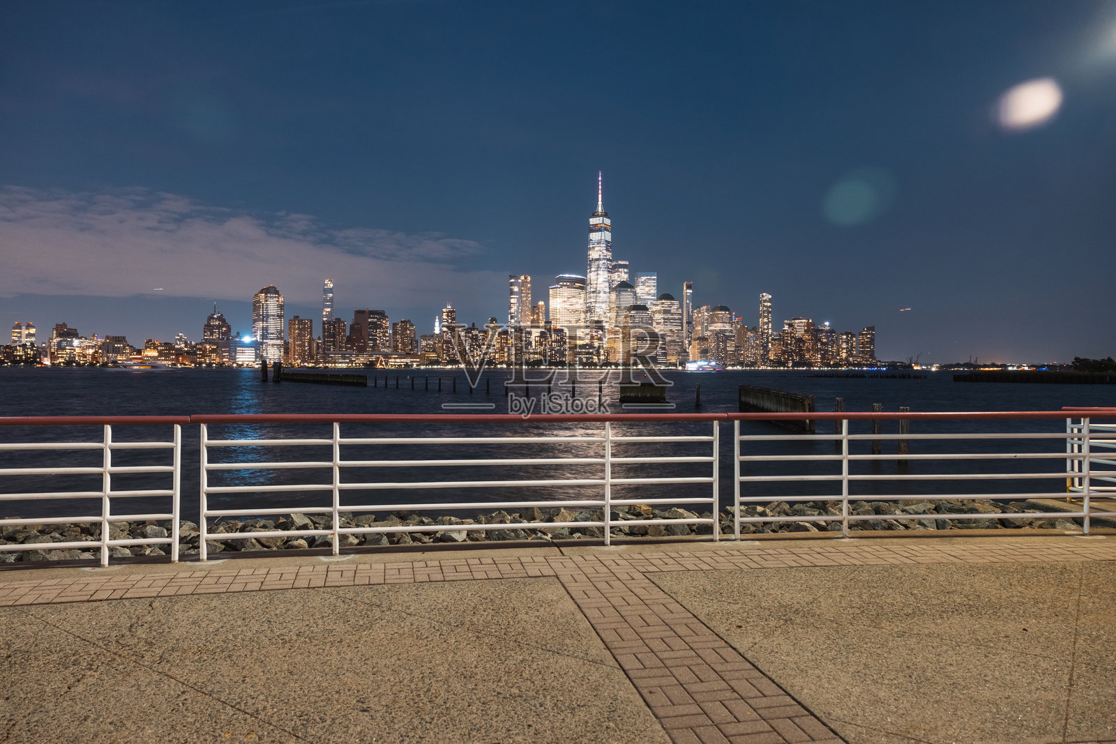 夜晚纽约市中心的景观照片摄影图片