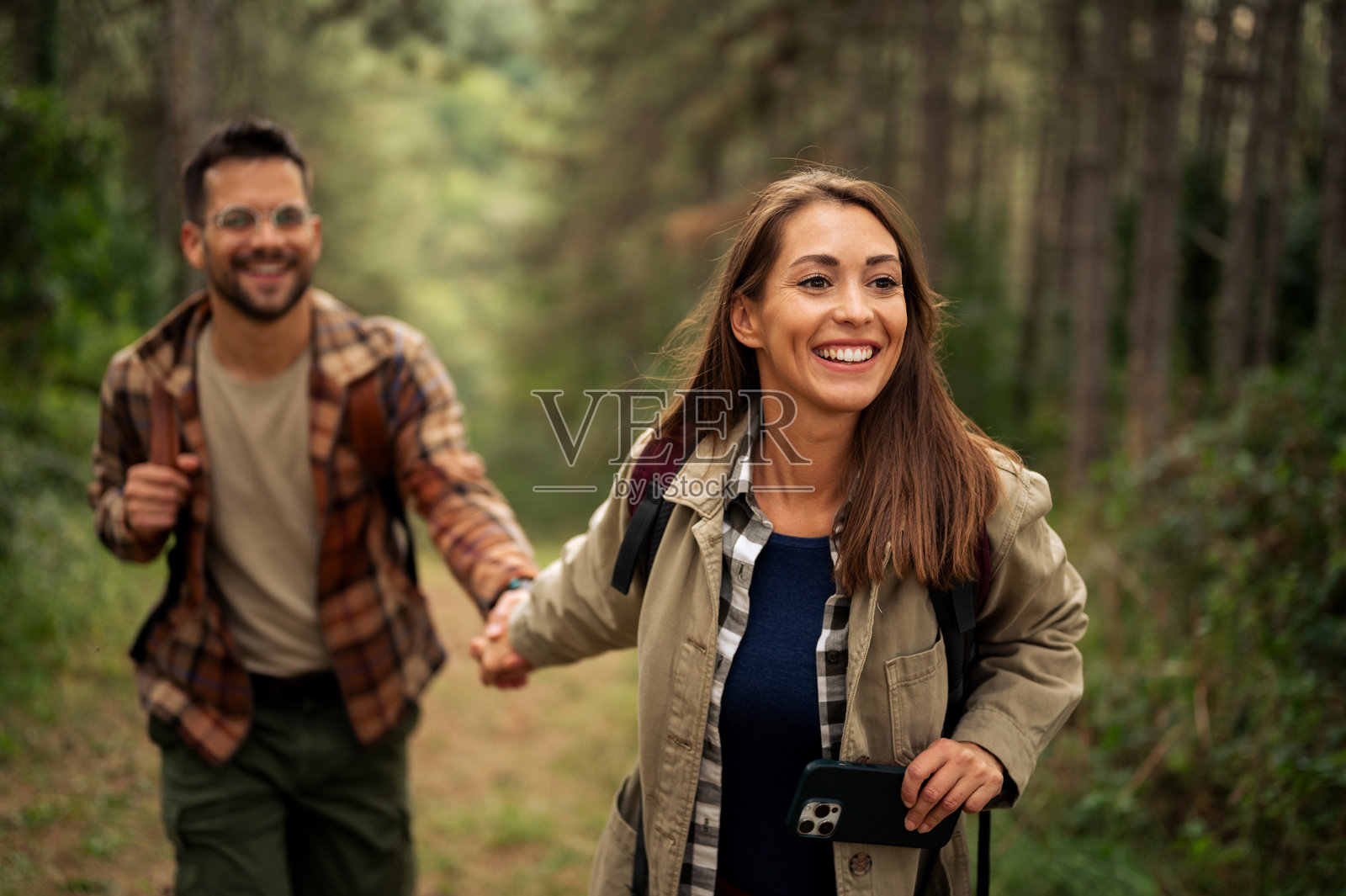 美丽的年轻情侣探索大自然照片摄影图片