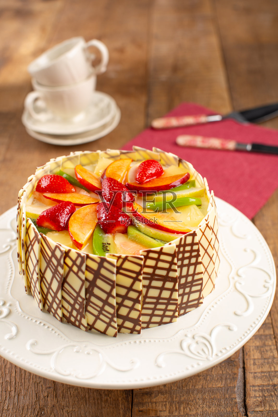 巧克力涂层混合水果蛋糕,配有鲜艳的果冻层照片摄影图片