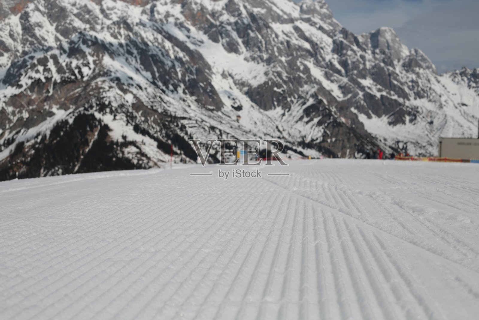 新修整的滑雪坡道与山脉背景照片摄影图片