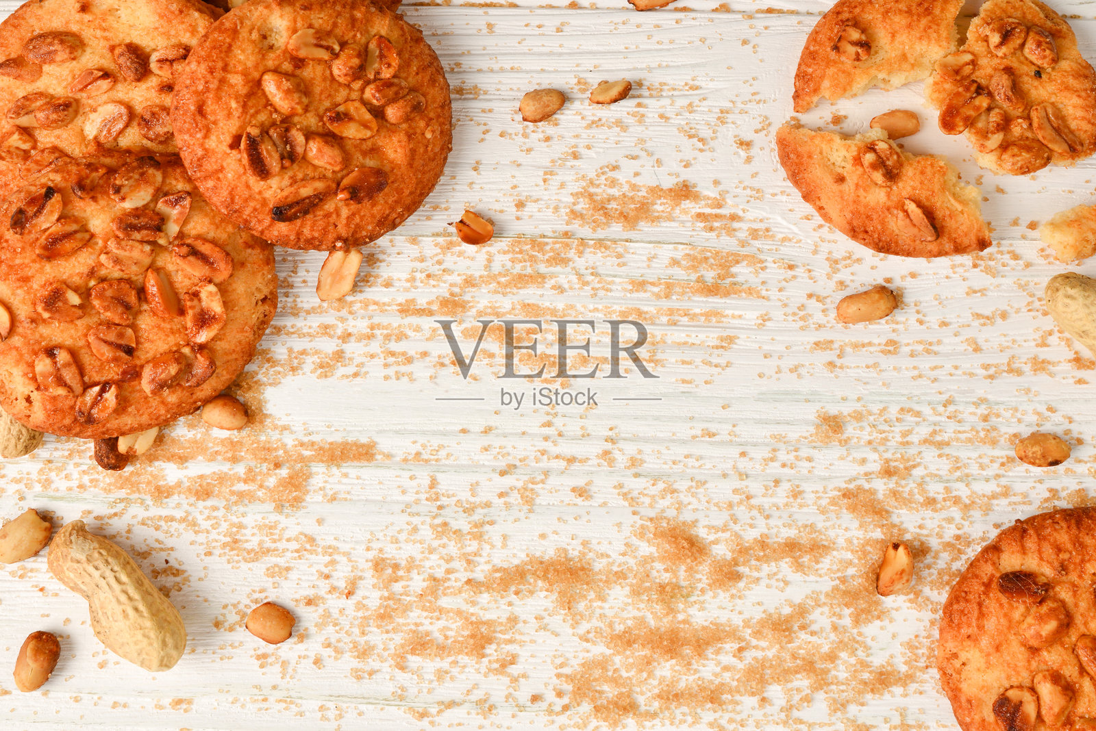 木桌上的花生饼干和糖。照片摄影图片