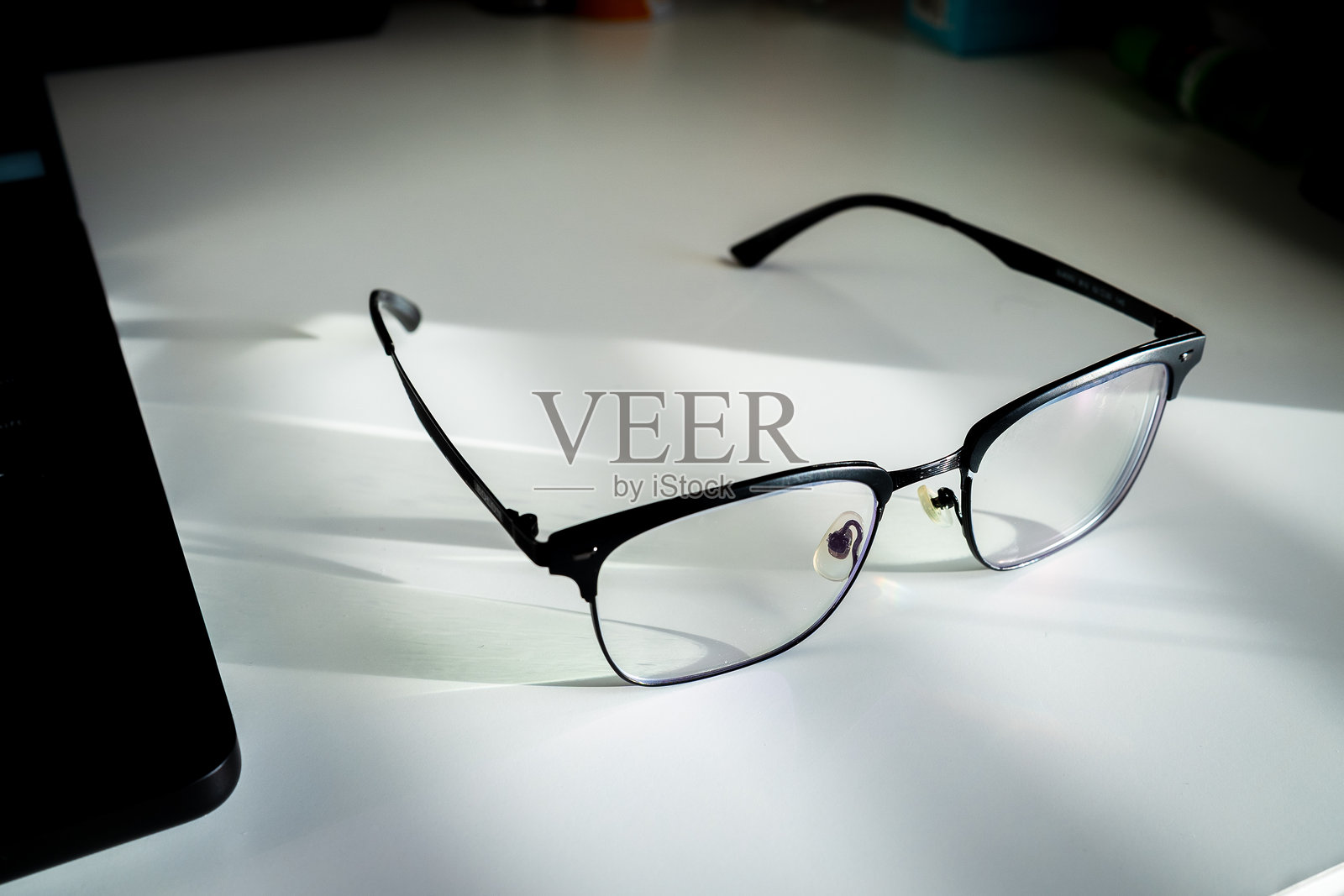 桌子上的眼镜照片摄影图片