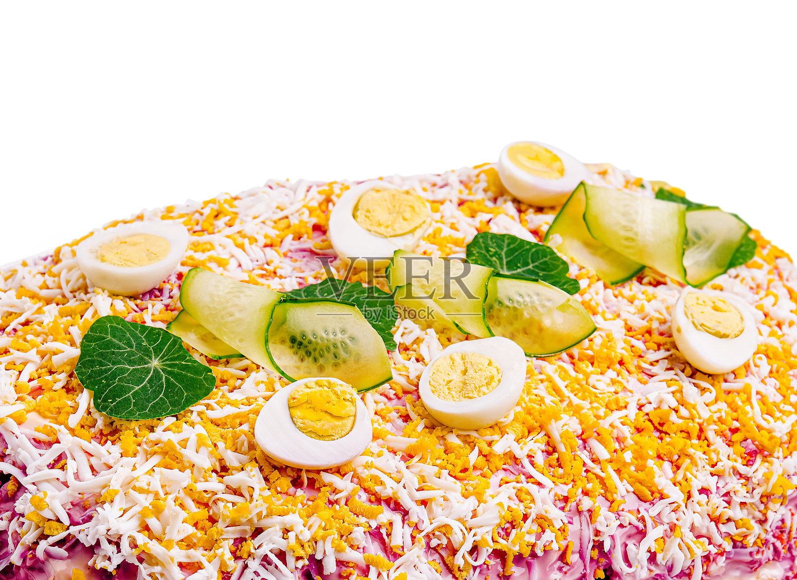 色彩缤纷的分层沙拉,配有鸡蛋和蔬菜,正在展示中照片摄影图片