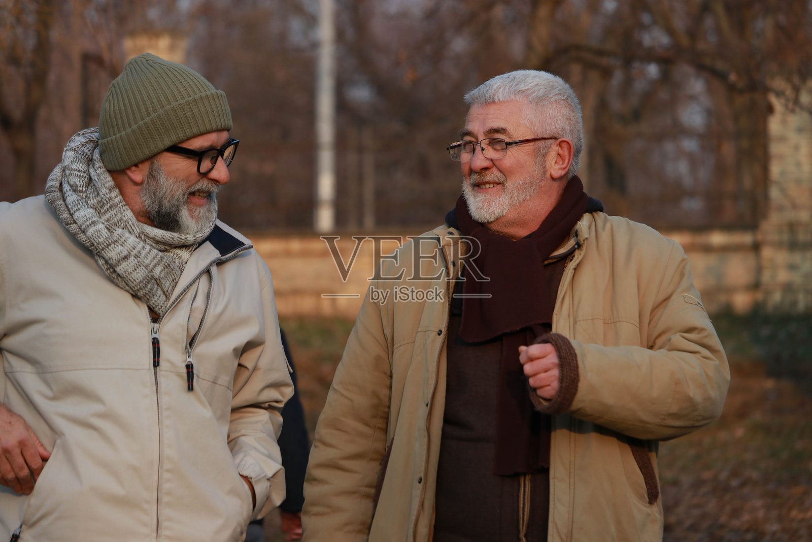 街上两个老人的对话照片摄影图片