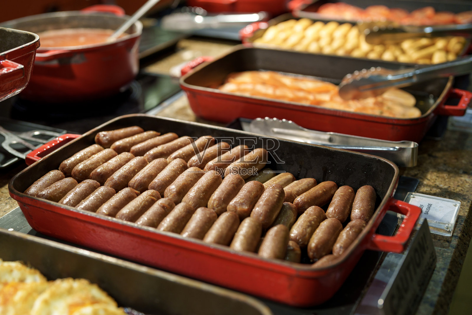 自助餐上各种西餐佳肴照片摄影图片