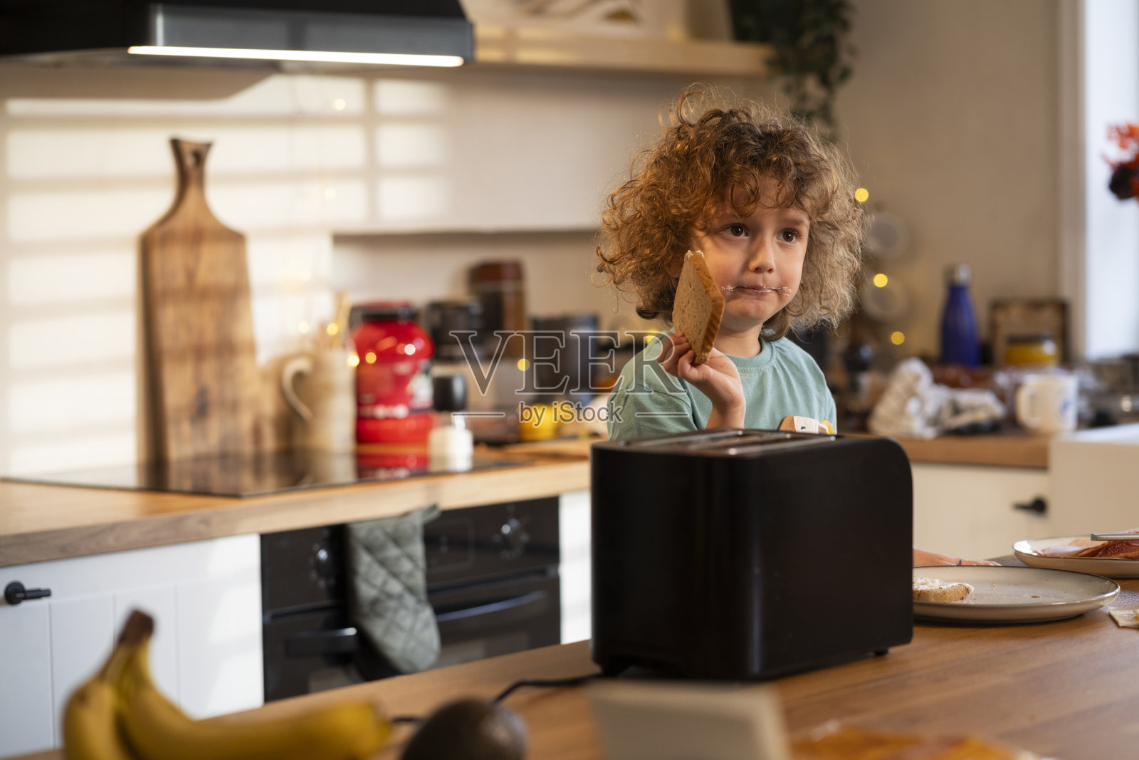 小男孩在厨房独自准备一顿饭照片摄影图片