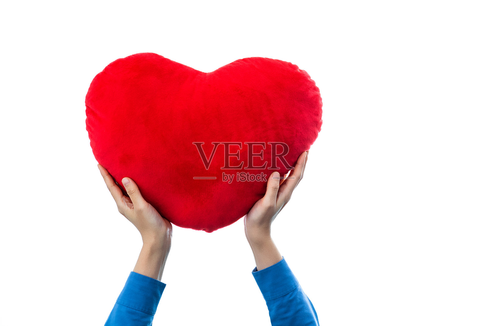 女人的手在白色背景上捧着一个心形物体照片摄影图片