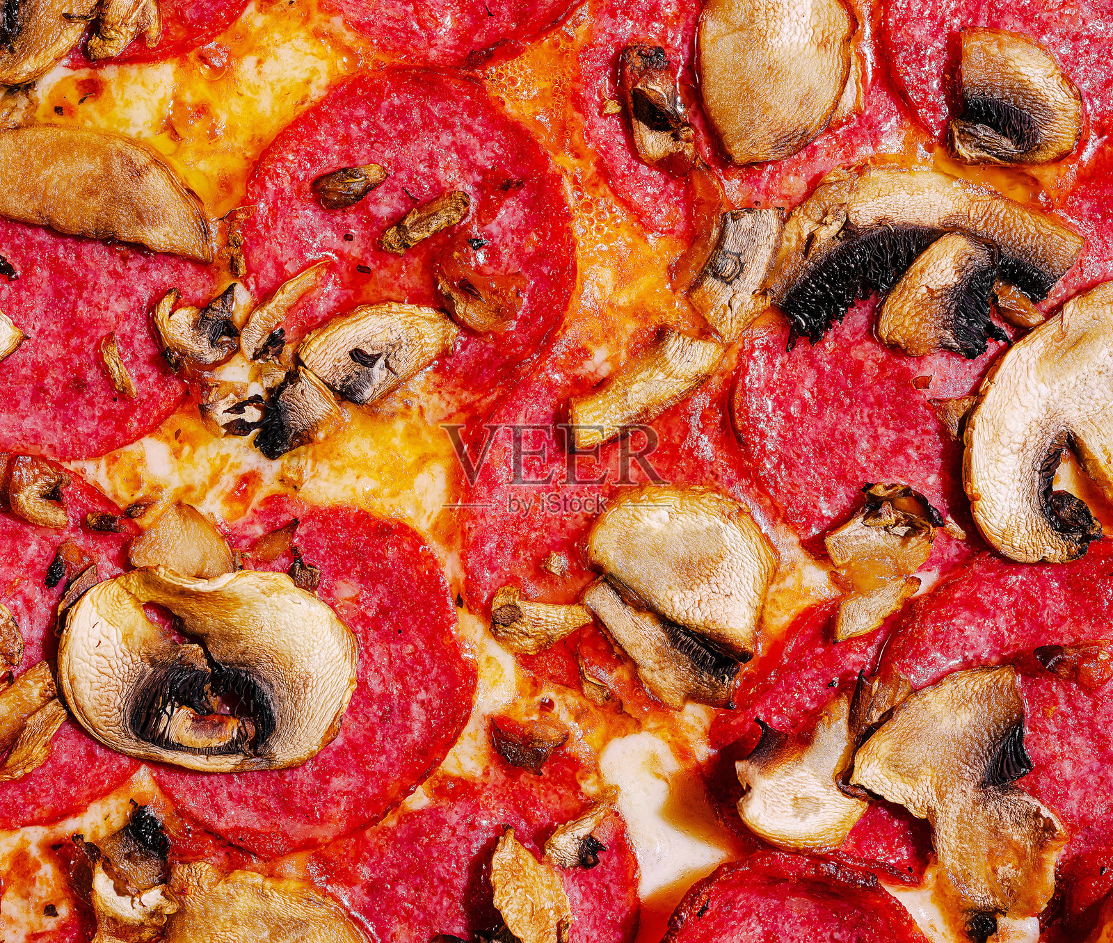 木桌上准备与朋友分享的香肠蘑菇披萨切片照片摄影图片