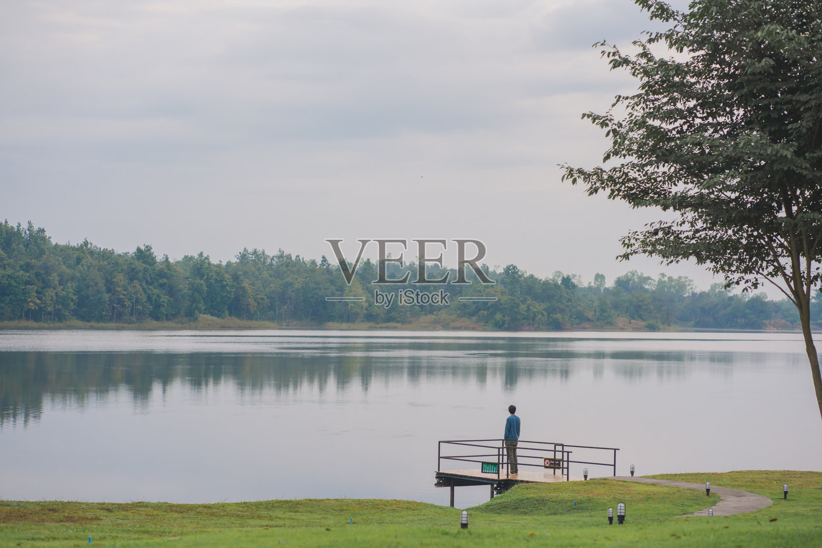 旅行与人们活动的概念,背景是云朵和天空,前景是山脉和湖泊。照片摄影图片