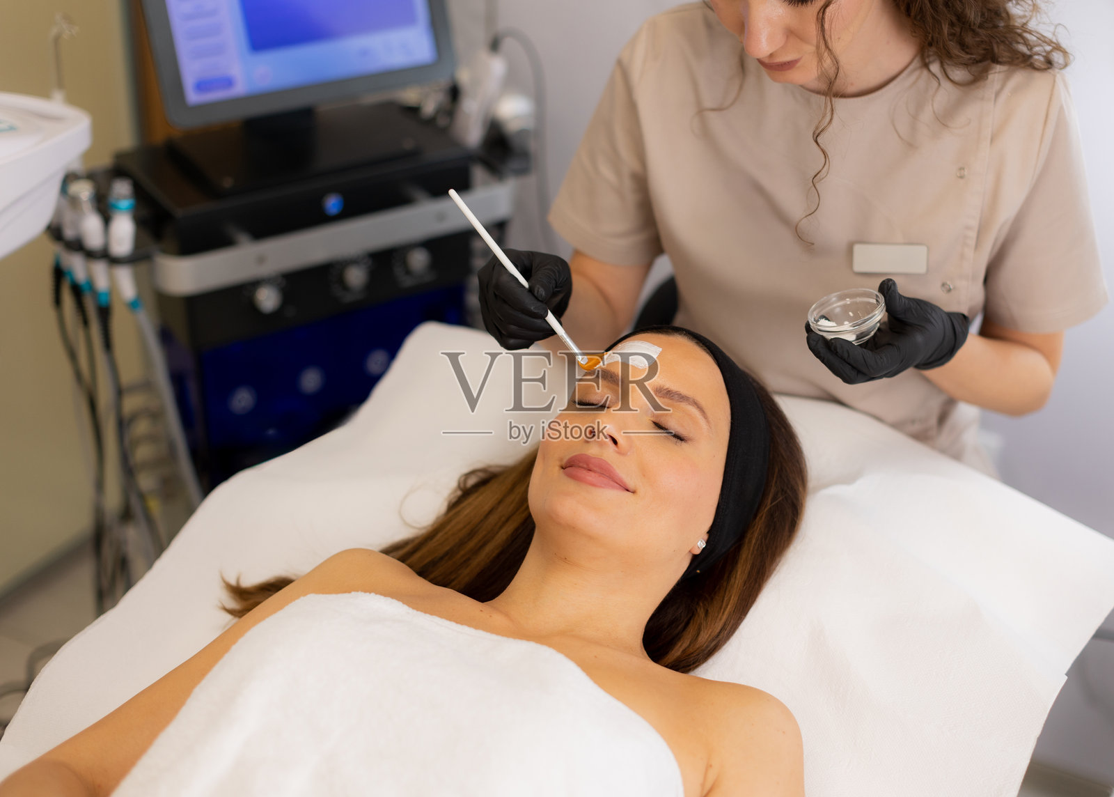 在水疗中心享受面部护理和焕活护肤产品的奢华护理时光照片摄影图片