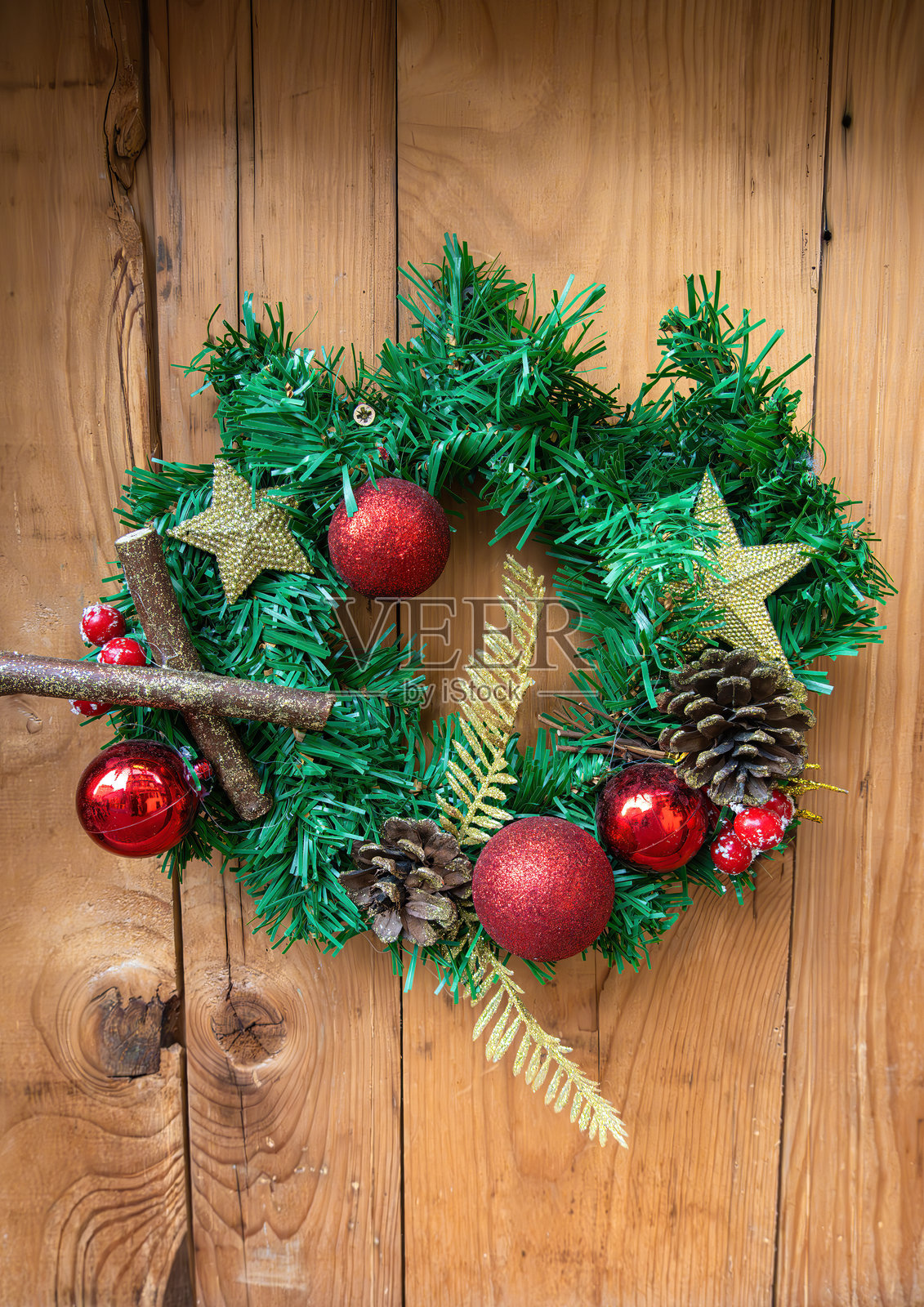 节日圣诞花环,装饰有红色球饰和金色星星照片摄影图片