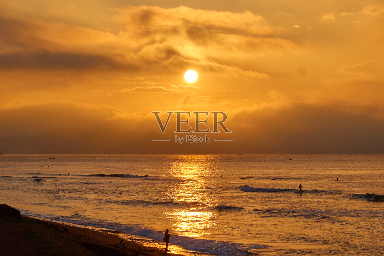 日出时分,海洋与壮丽天空的美丽景色照片摄影图片