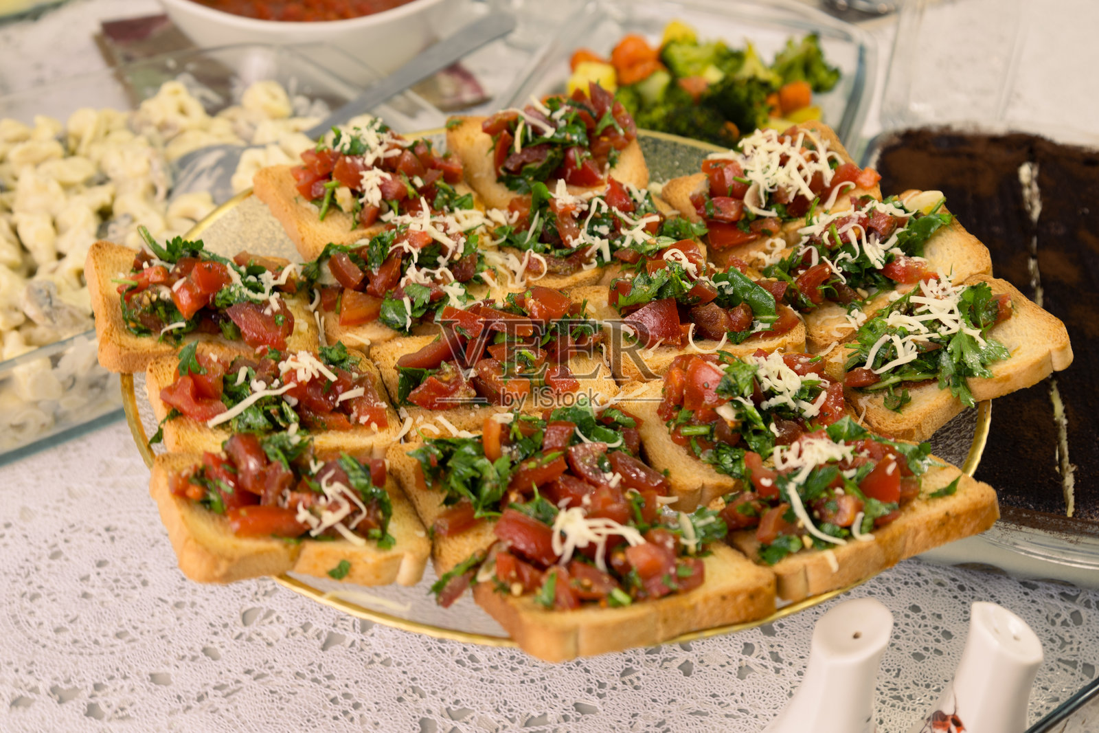 新鲜的番茄香草布鲁斯凯塔放在乡村意大利餐桌上照片摄影图片