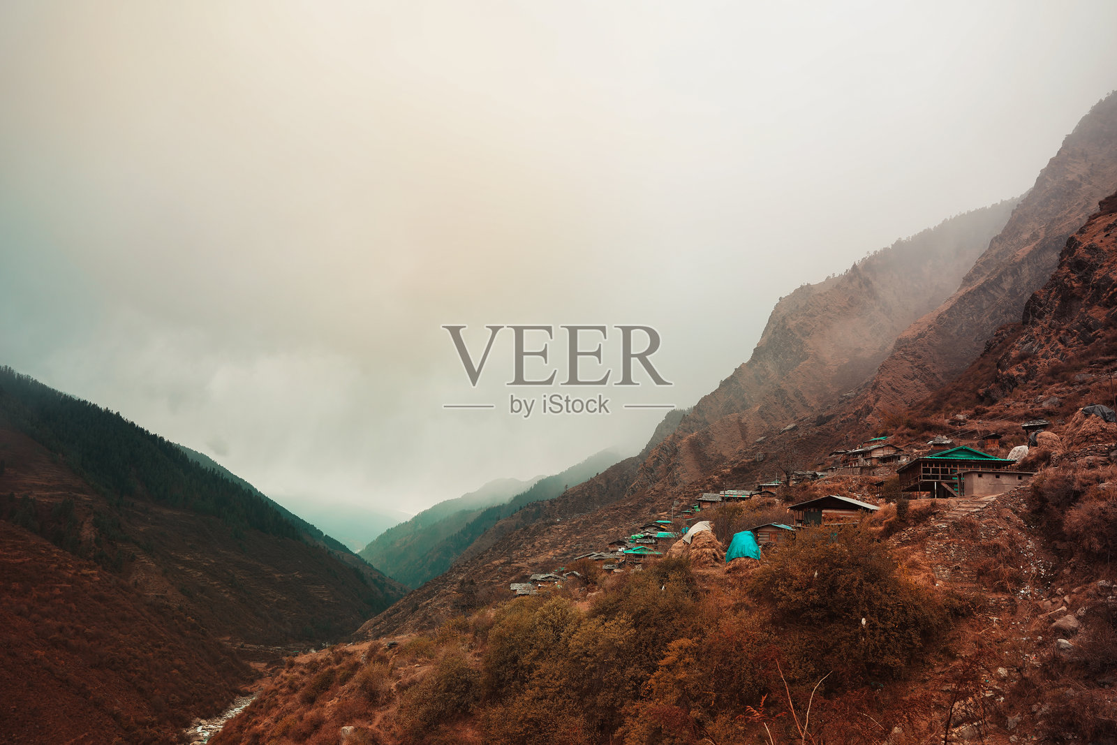 印度喜马拉雅山哈基敦的雾霭村庄照片摄影图片