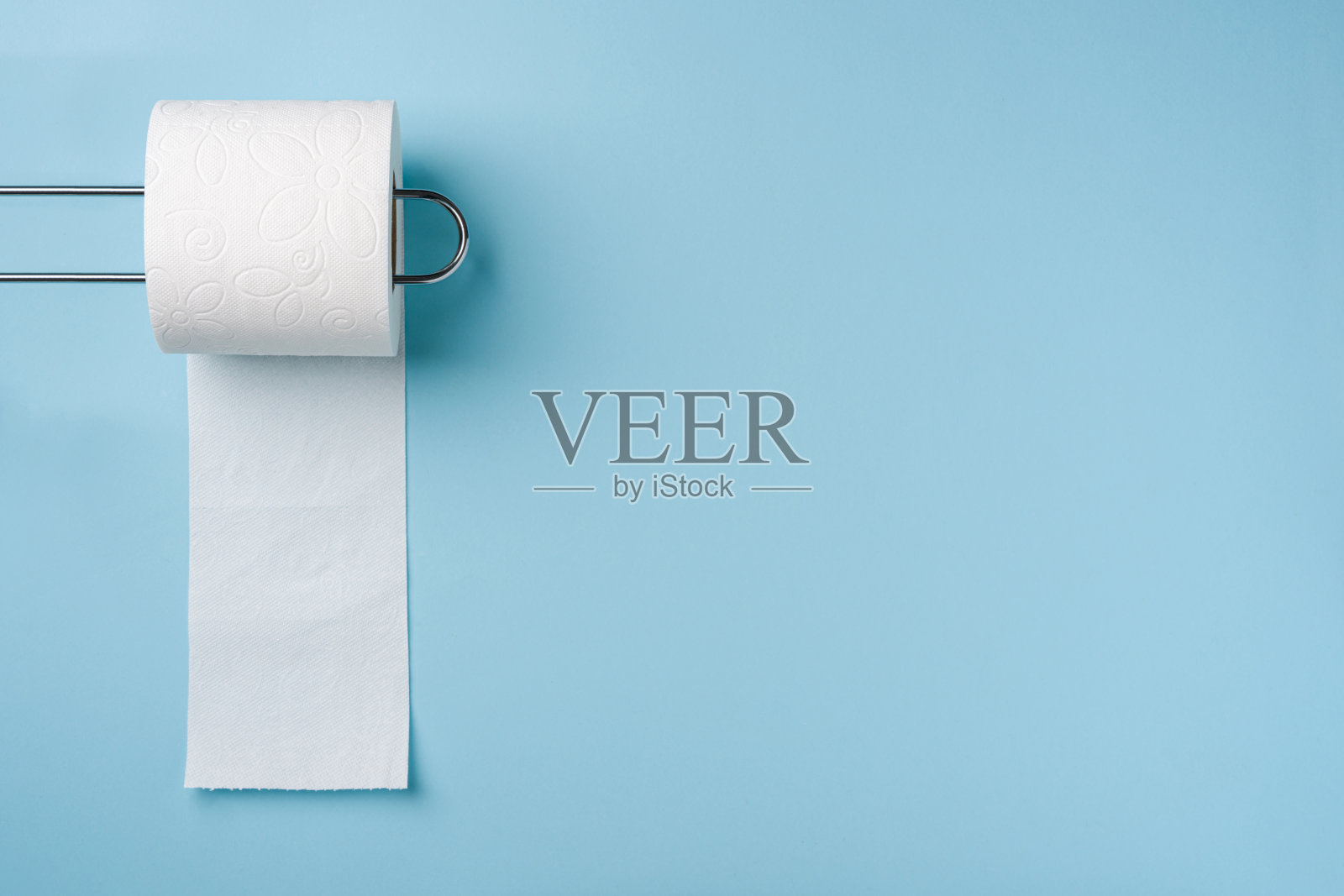 蓝色背景上的卫生纸卷的俯视图照片摄影图片