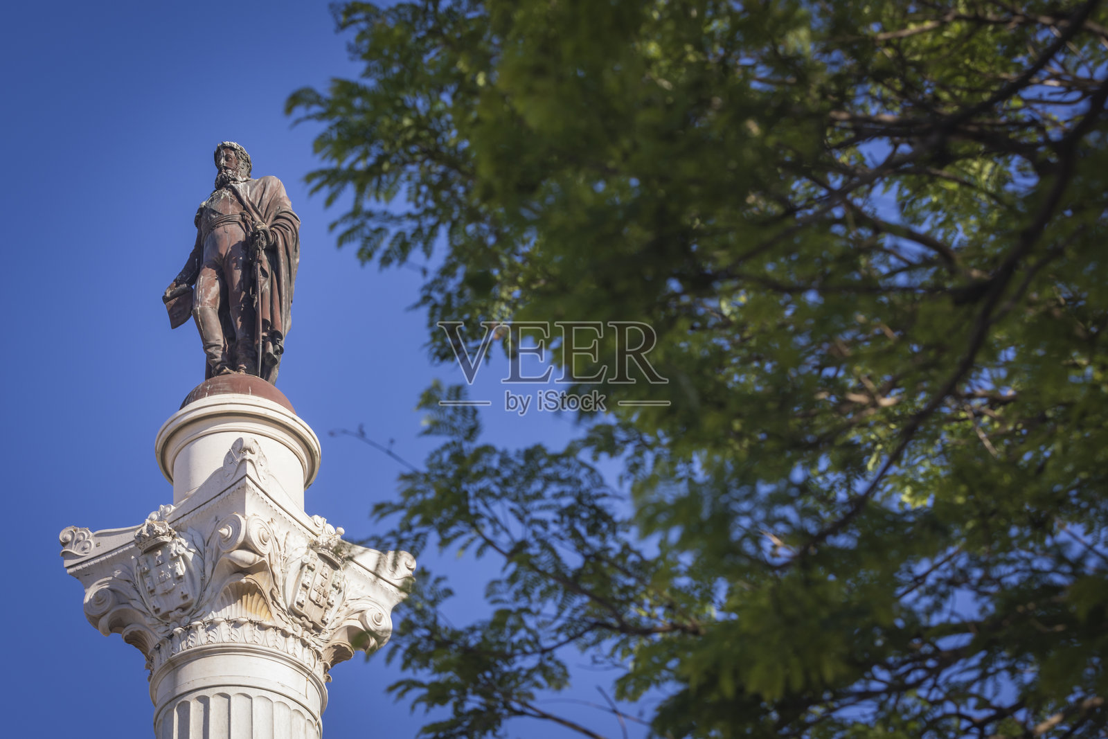 里斯本市中心罗西奥广场上,23米高的基座上矗立着多姆·佩德罗四世的铜像照片摄影图片