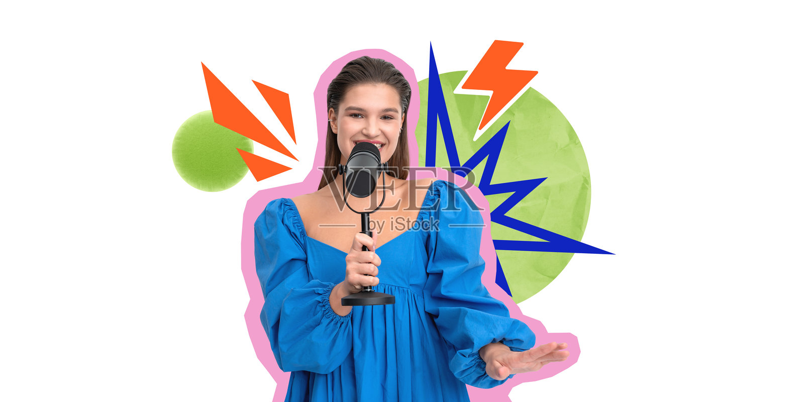 蓝衣女子手持麦克风,背景为多彩抽象图案照片摄影图片