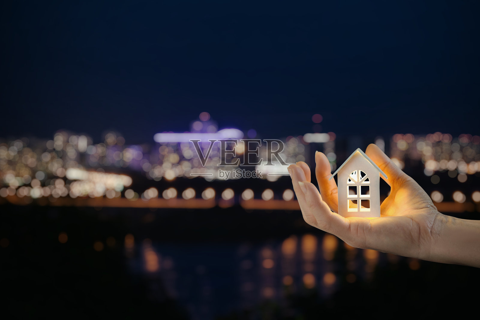 家作为舒适和希望的象征。照片摄影图片