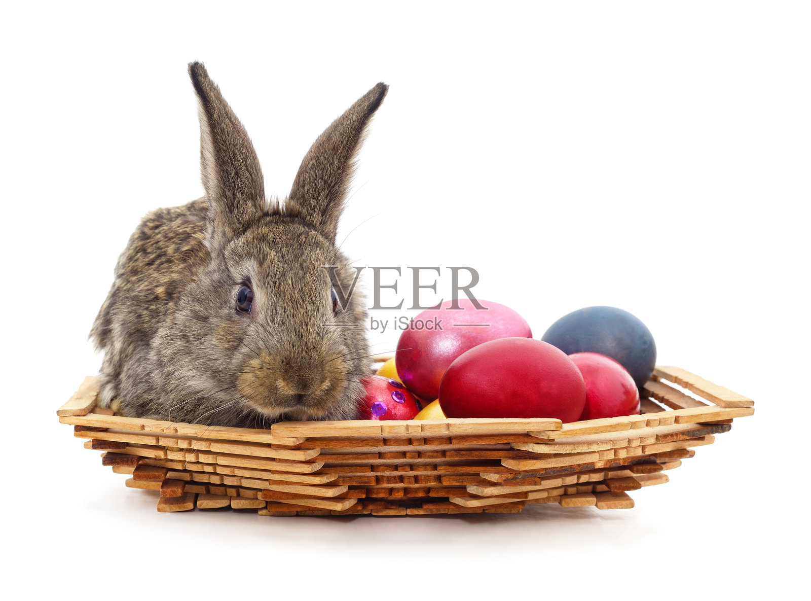 篮子里的兔子和复活节彩蛋。照片摄影图片