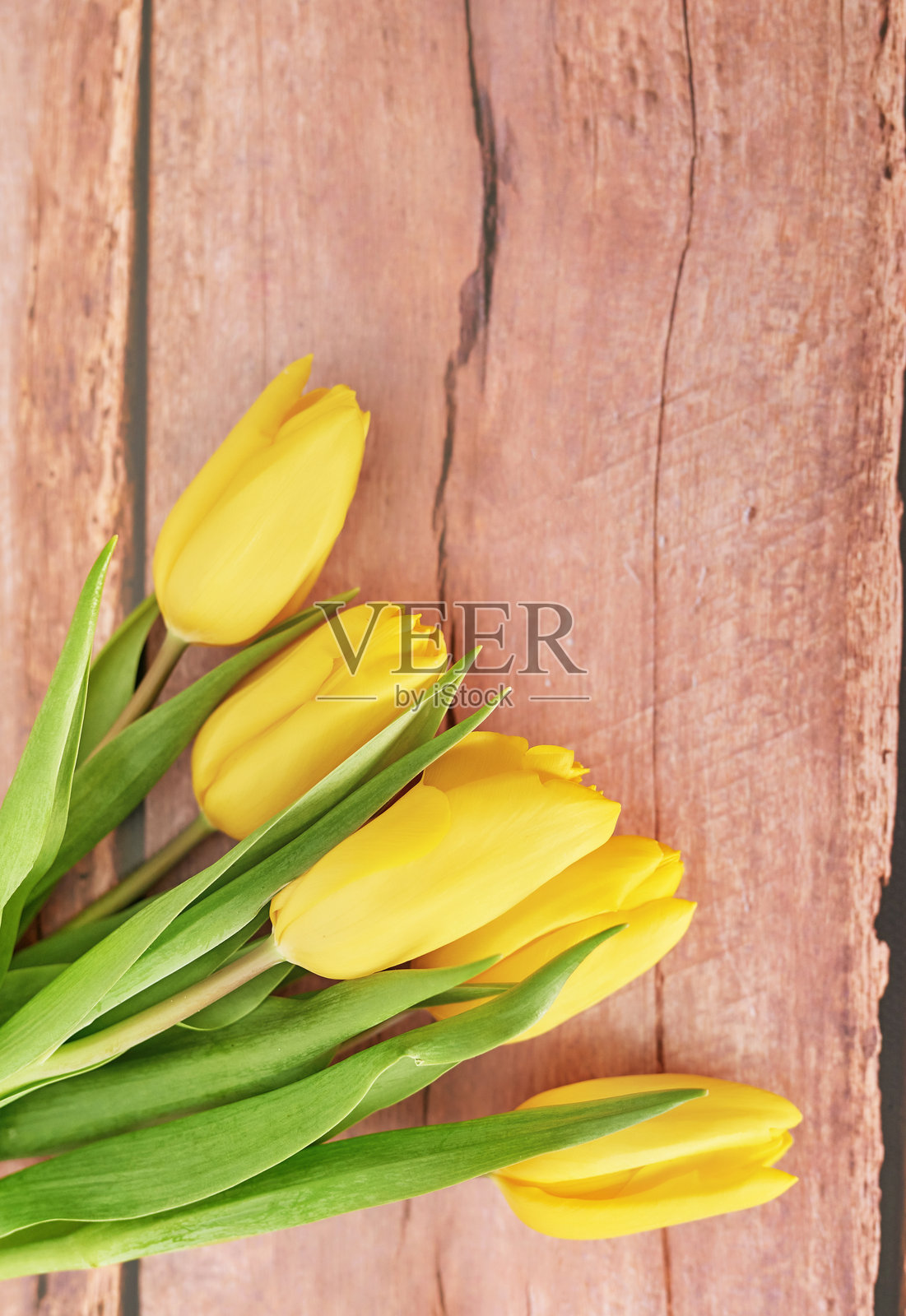 母亲节贺卡。粉色花朵和蛋糕。复活节春天的花朵。照片摄影图片