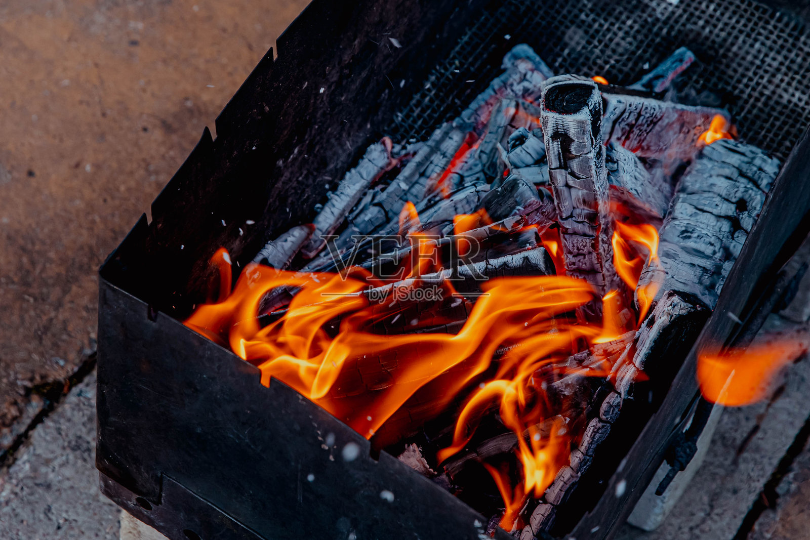 烤架上的火焰、火花和煤炭照片摄影图片