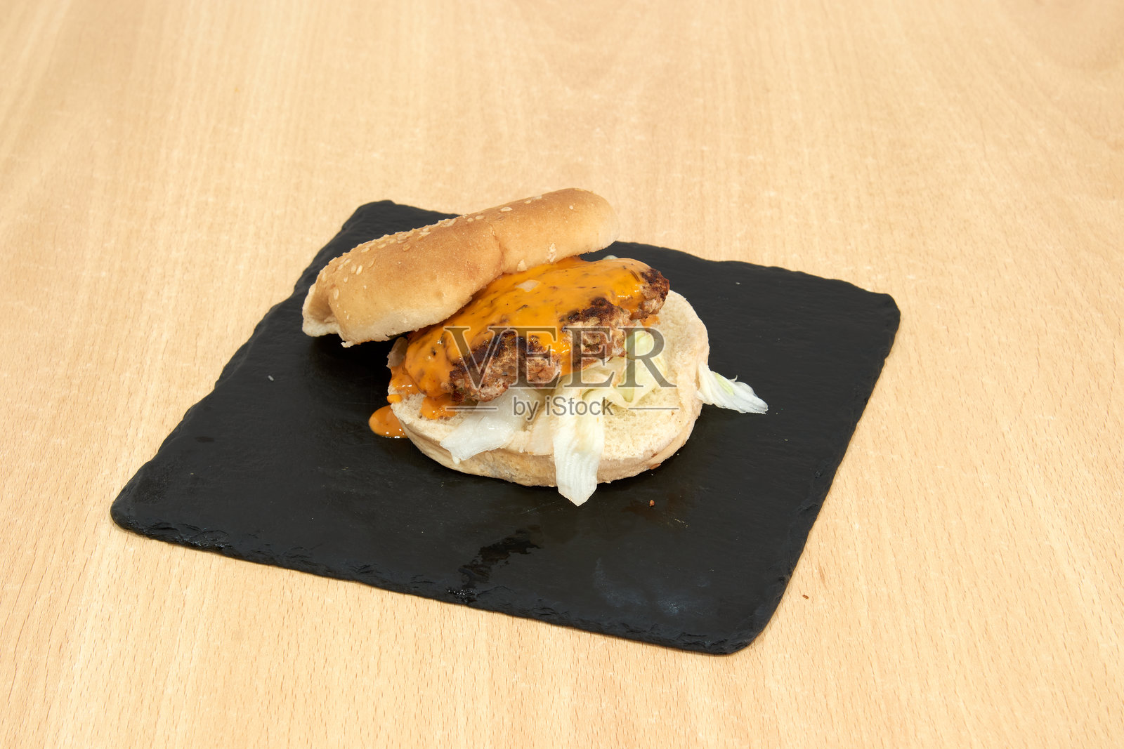 一个上面放有一片奶酪的汉堡照片摄影图片