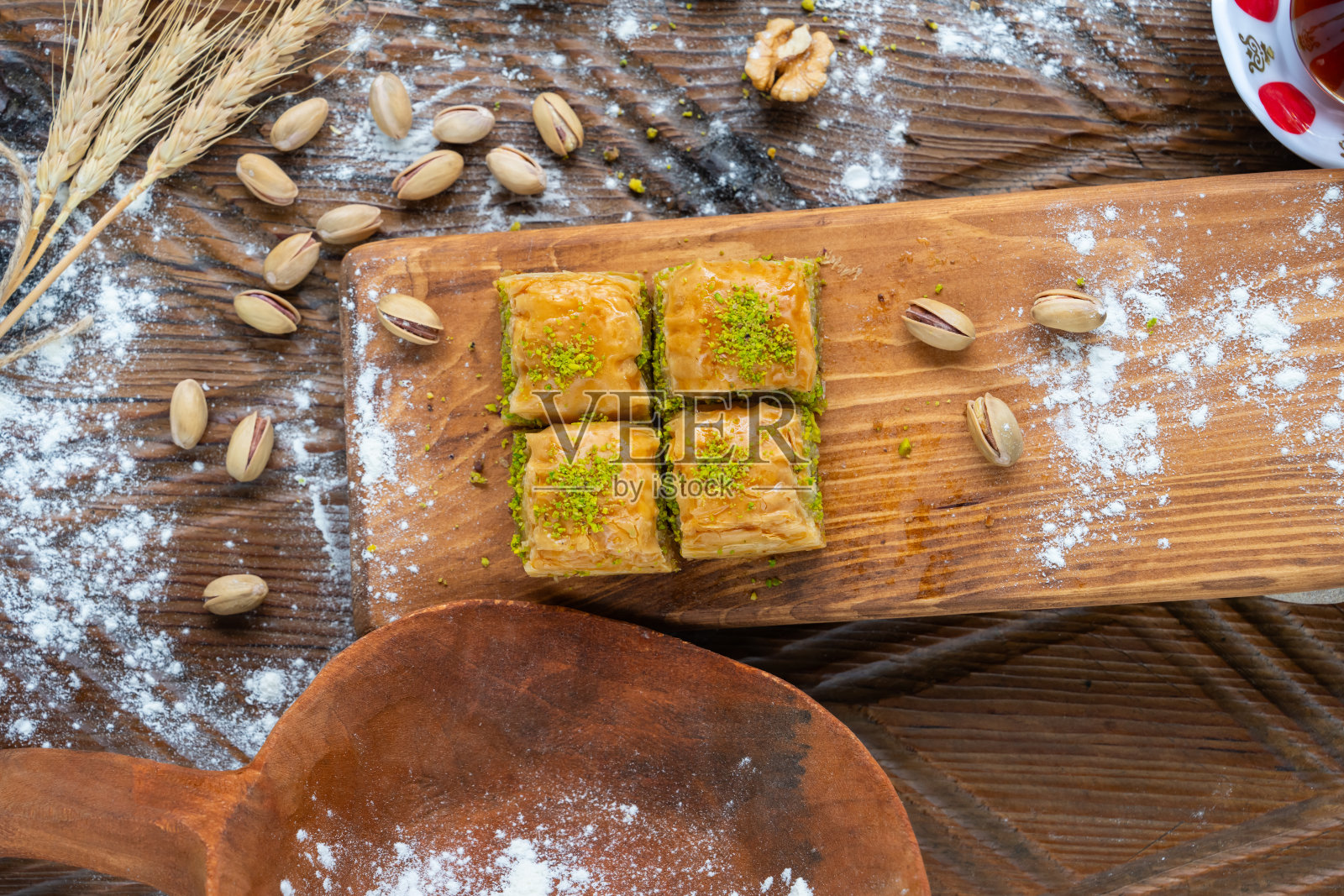 传统土耳其糖水甜点(巴克拉瓦、土伦巴、胡萝卜片)拉马丹特别概念照片,伊斯坦布尔Üsküdar,土耳其照片摄影图片
