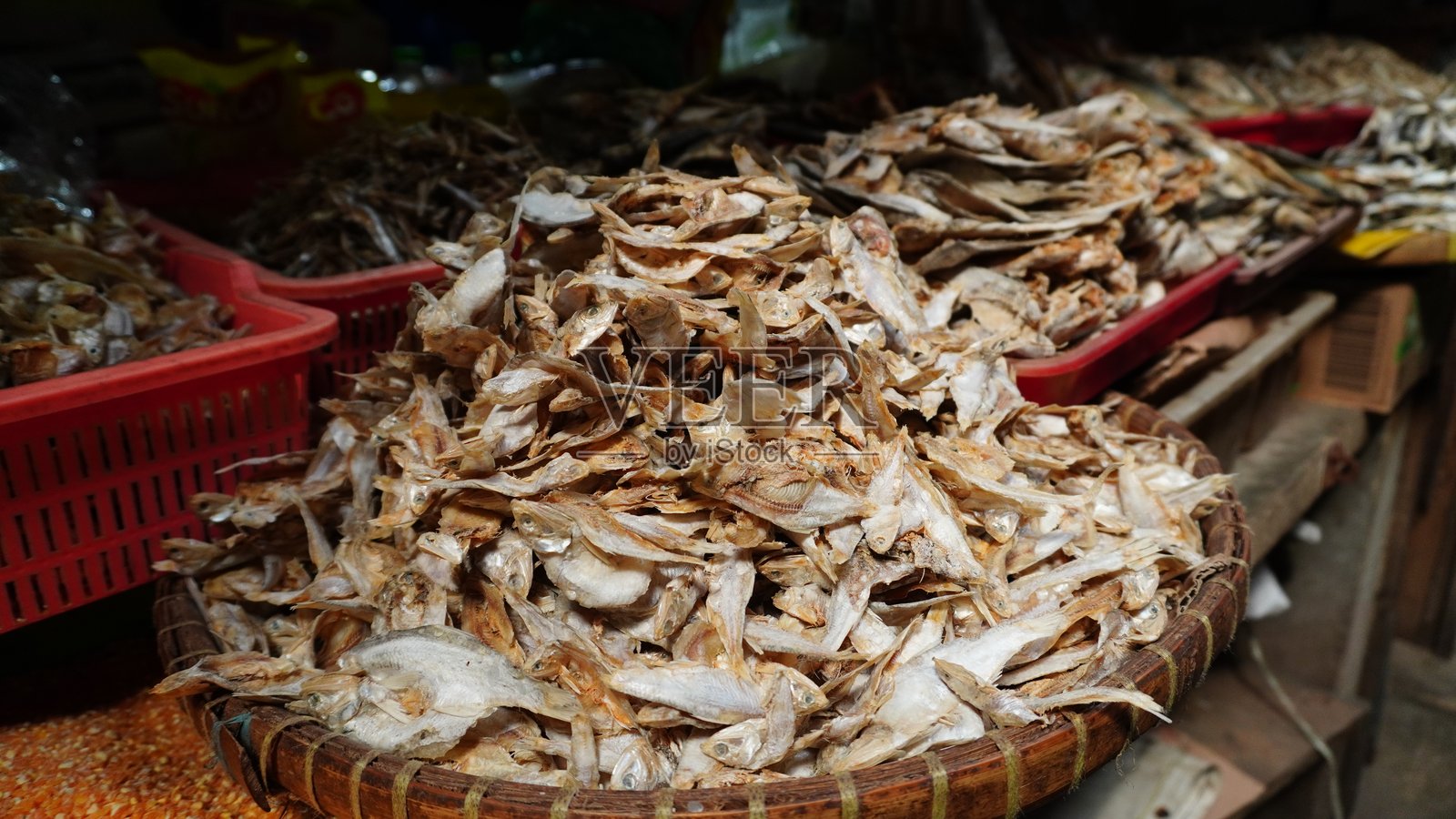 竹筐中的干鱼照片摄影图片