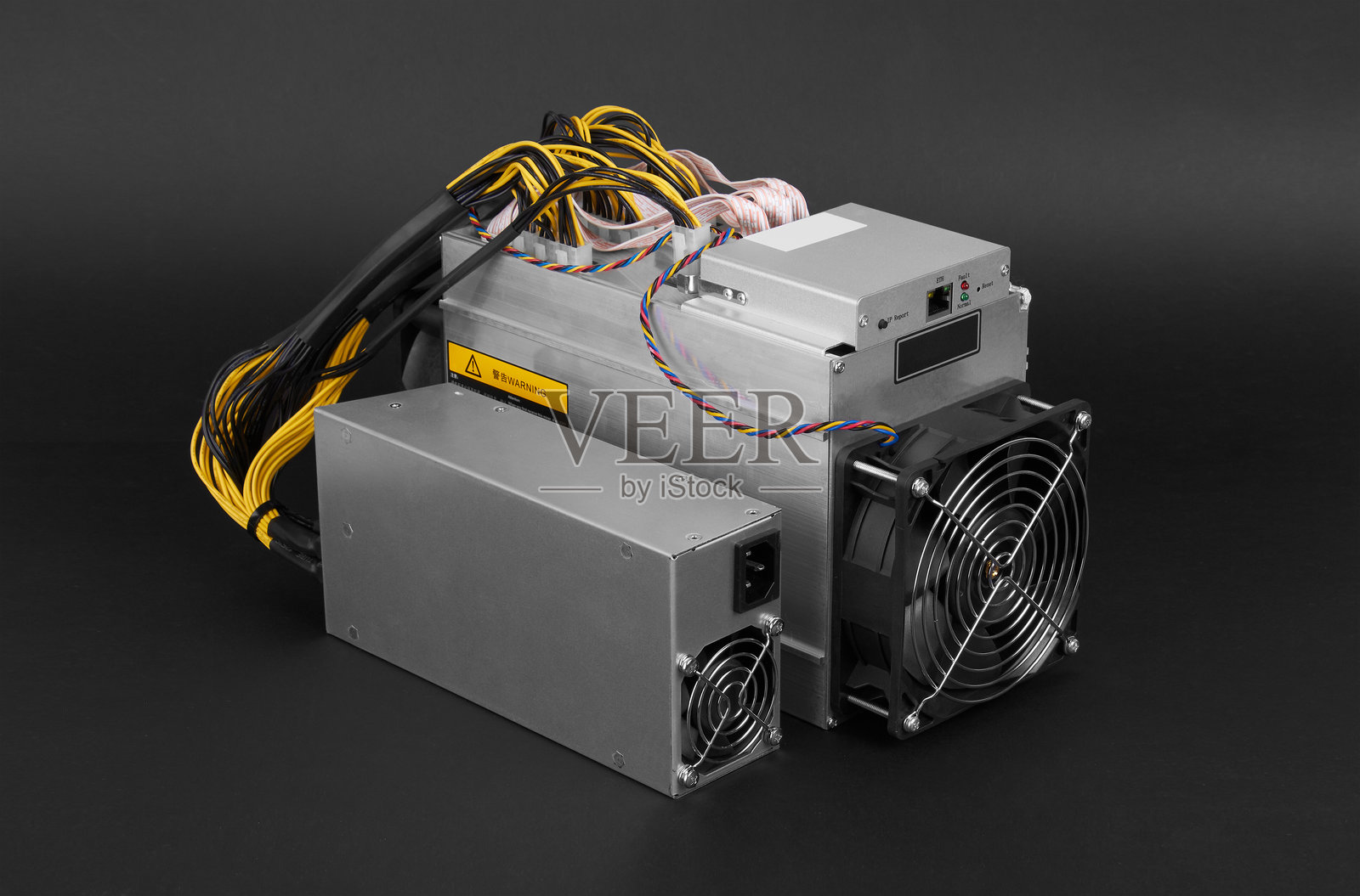 黑色比特币和山寨币挖矿的加密货币矿场照片摄影图片