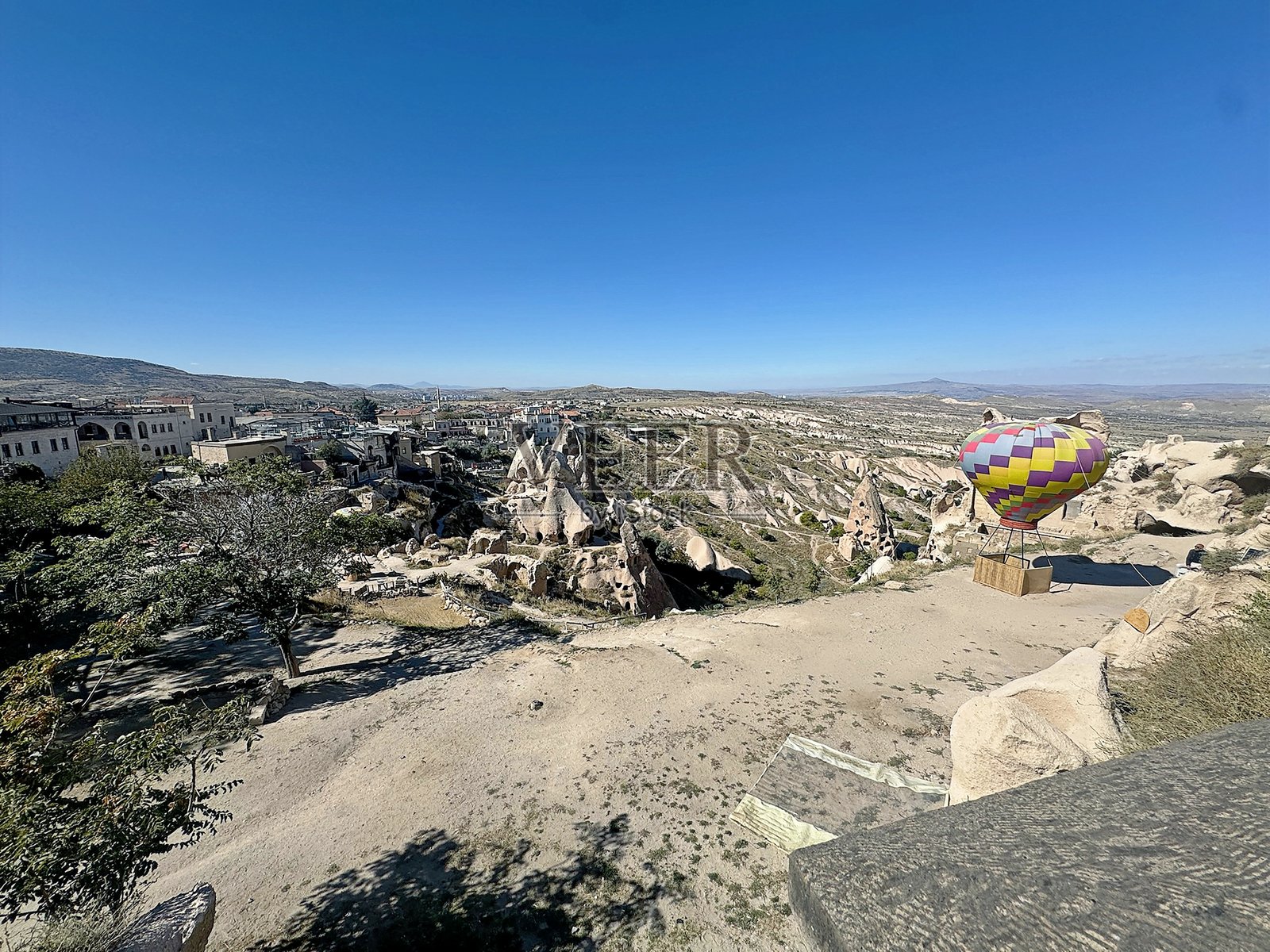 从远处欣赏土耳其卡帕多奇亚的格雷梅喀斯特地貌照片摄影图片