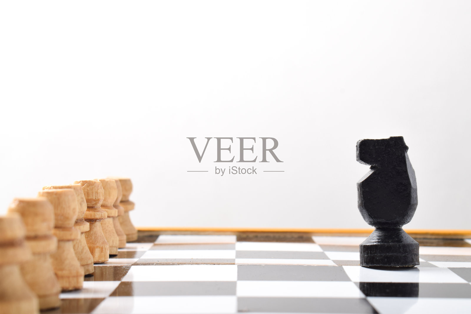 棋盘上骑士在敌方兵前方照片摄影图片