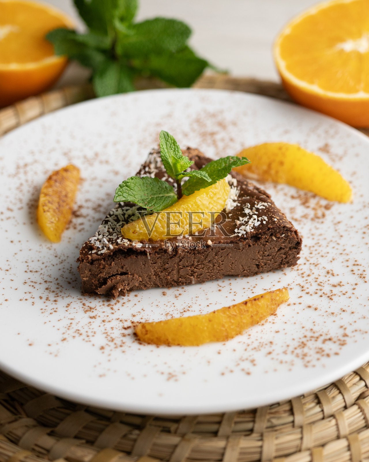 美味的巧克力蛋糕配新鲜的橙子片。照片摄影图片