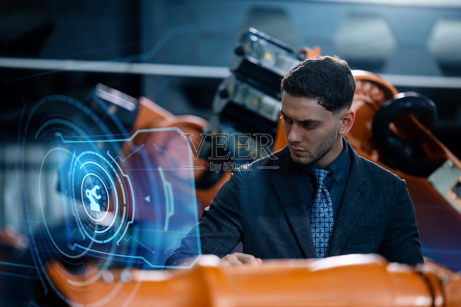 专业工程师或程序员在工厂实验室检查配备AI工具的机器人手臂,专注于专业工作和智能工厂技术照片摄影图片