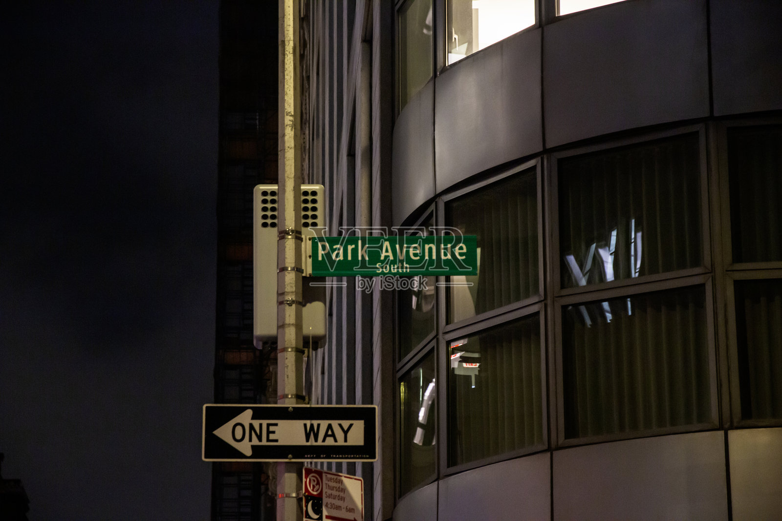 繁忙城市区域南公园大道的夜间街道标志照片摄影图片