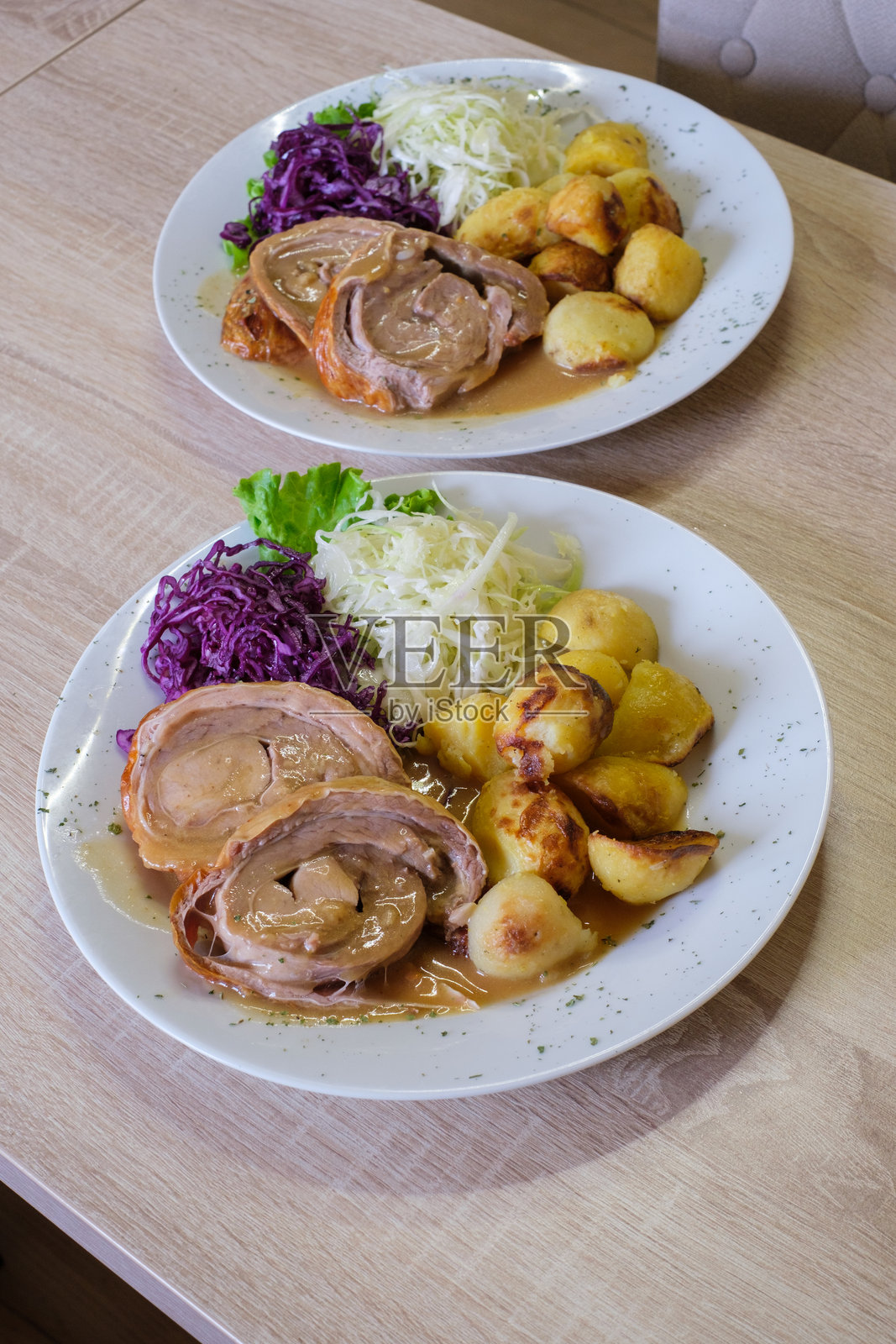 烤肉配土豆和蔬菜照片摄影图片