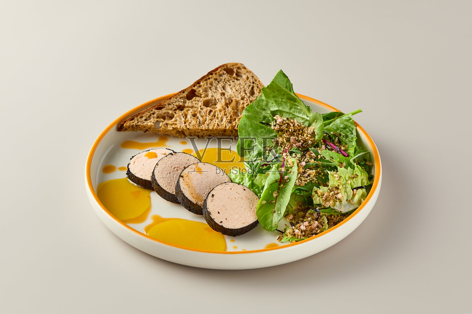 海苔中的美味三文鱼肉酱配沙拉 - 极简主义烹饪艺术照片摄影图片