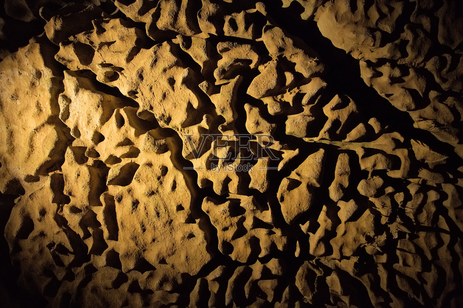 法国贝塔朗洞穴的岩石 formations 在宁静的正午游览中照片摄影图片