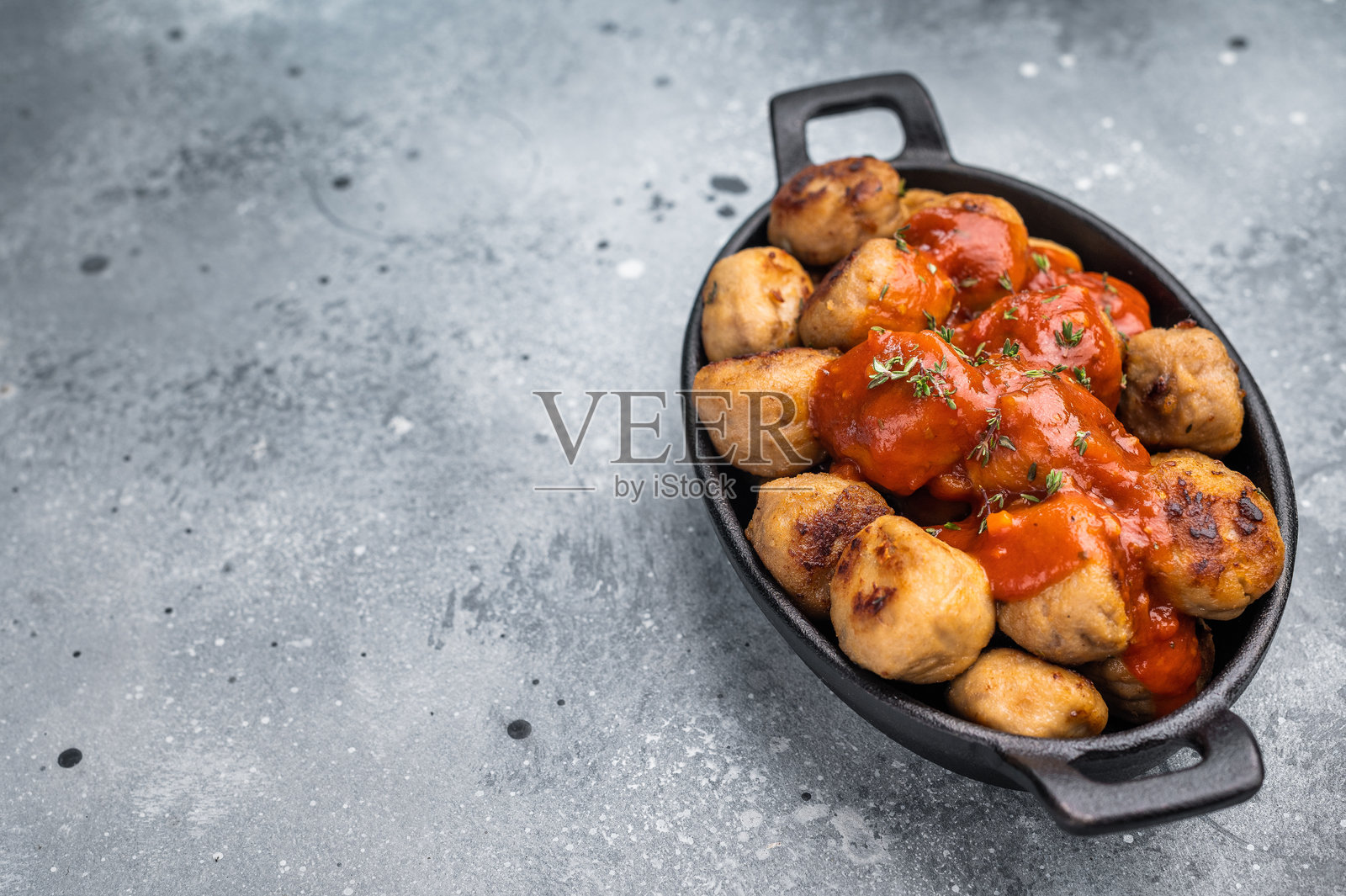 烤肉丸配番茄酱。经典的舒适食品,放在平底锅中。灰色背景。俯视图。照片摄影图片