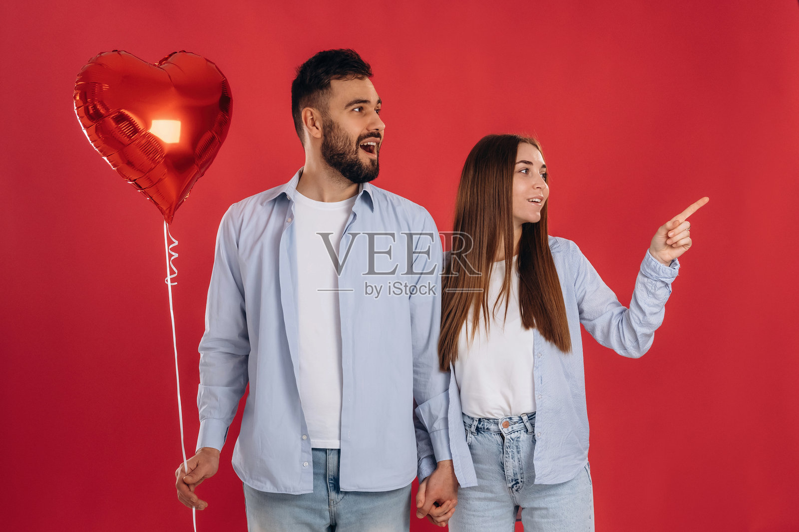 正面视角,手牵手。可爱的情侣在工作室里在一起。照片摄影图片